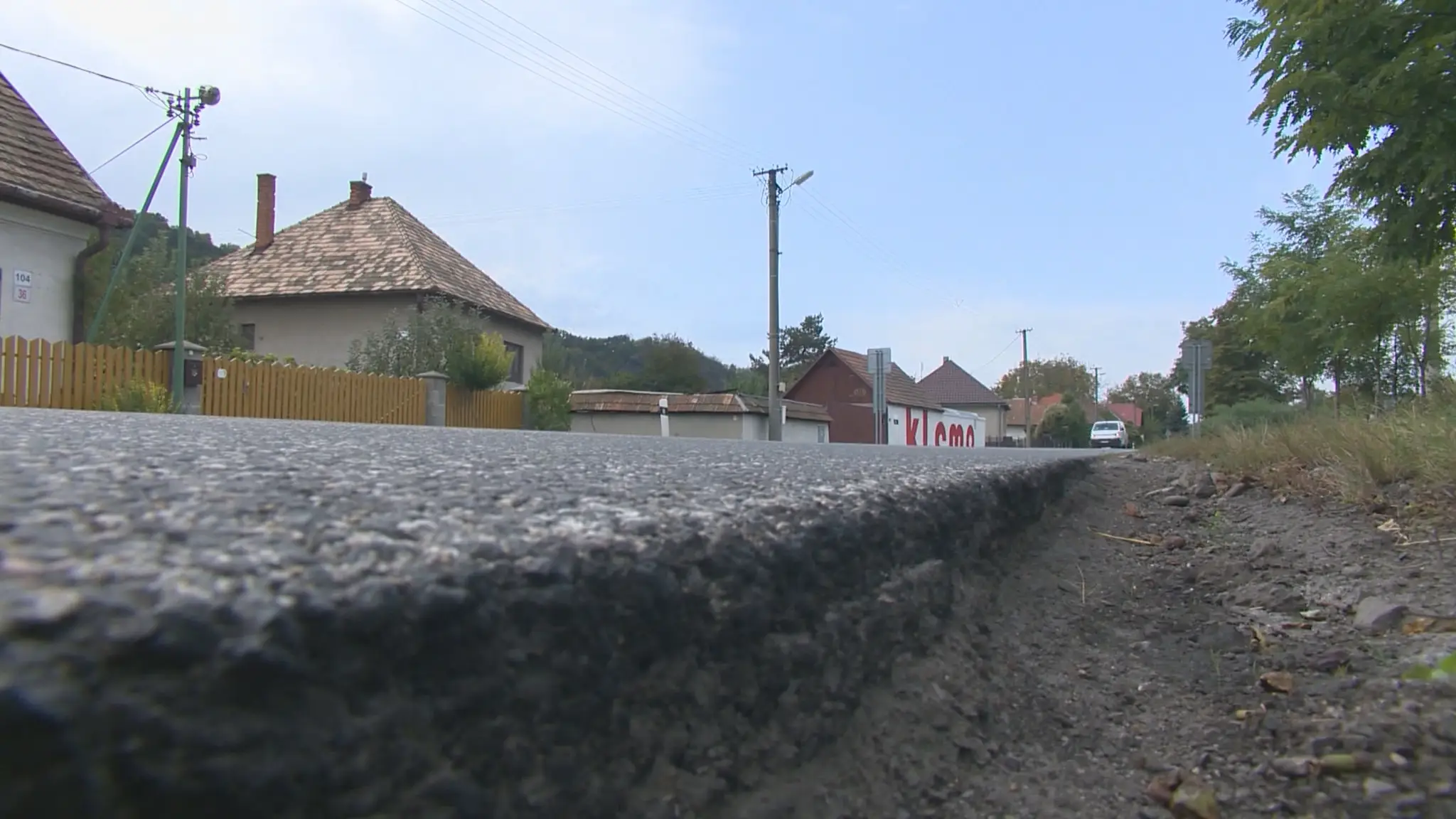 Cesta medzi Kozárovcami a Hronským Beňadikom.
