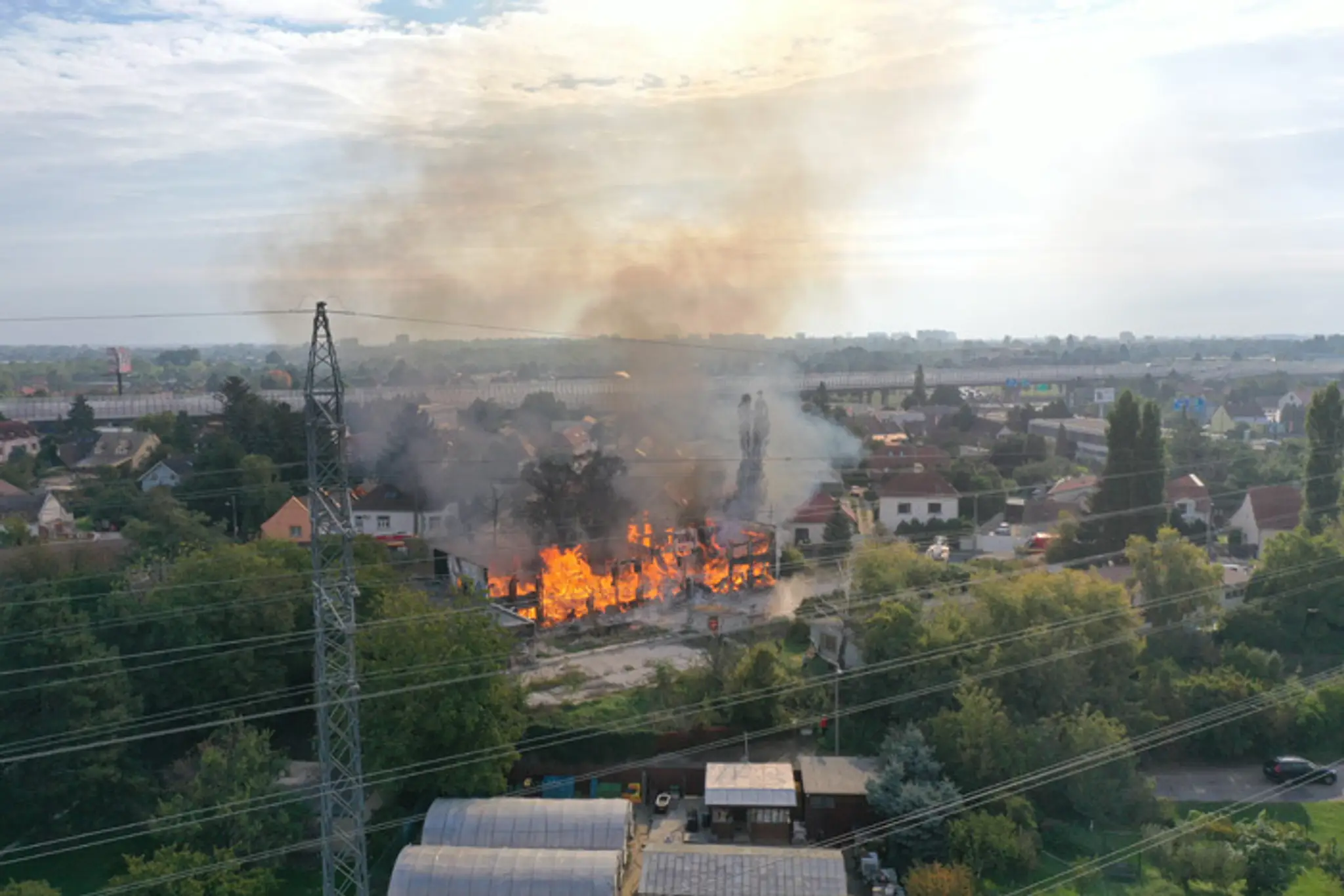 Požiar ubytovne na Mlynských luhoch v bratislavskej mestskej časti Ružinov.
