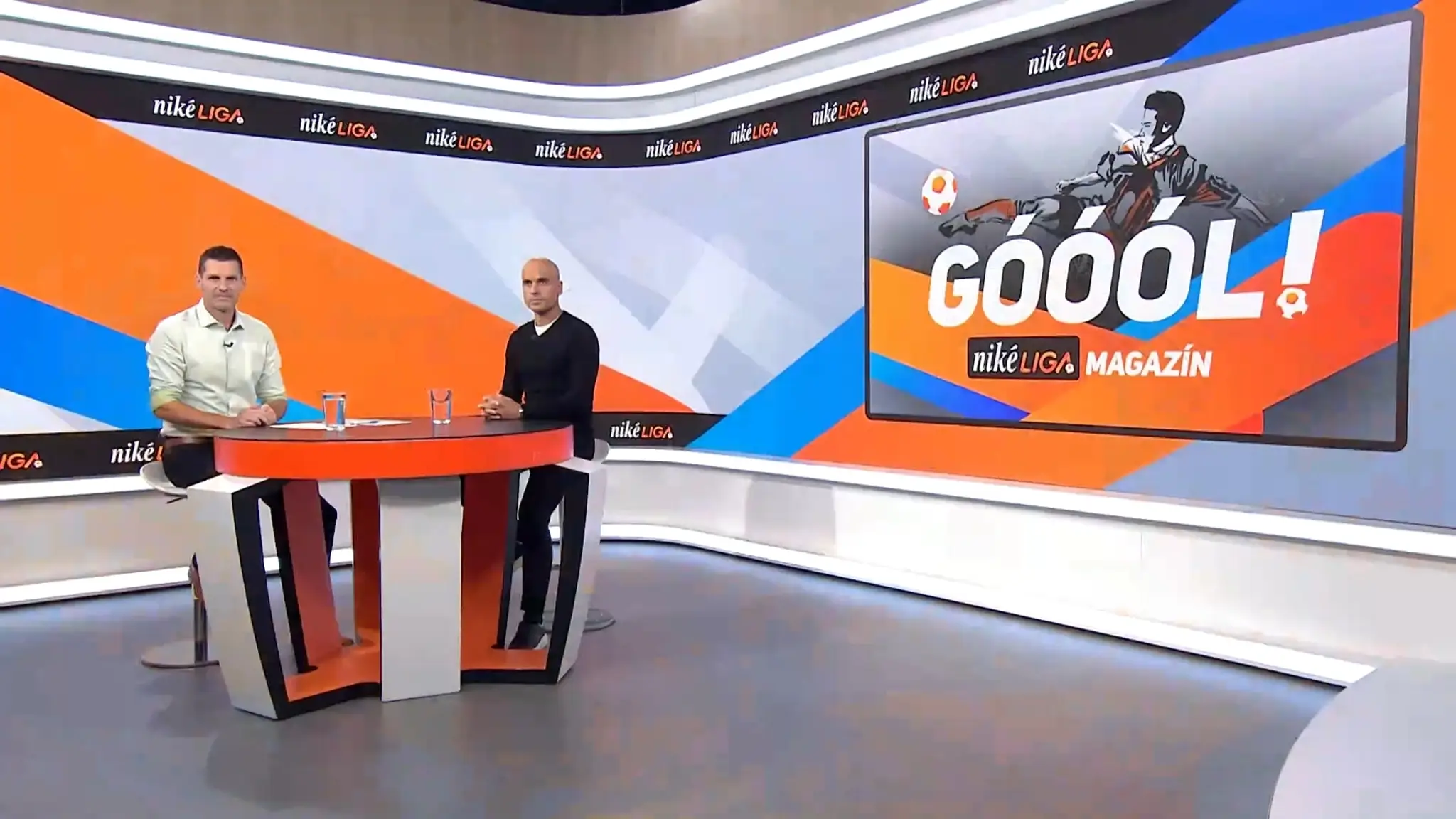 Moderátor Marián Tomčák a futbalový expert Juraj Piroska.