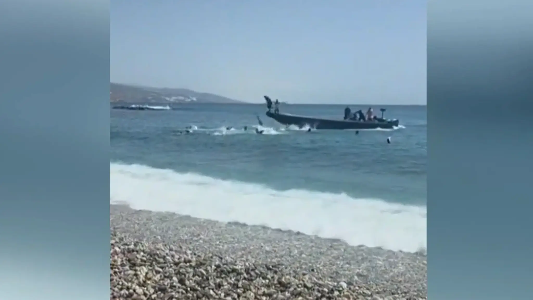 Migranti sa vylodili priamo na pláži.