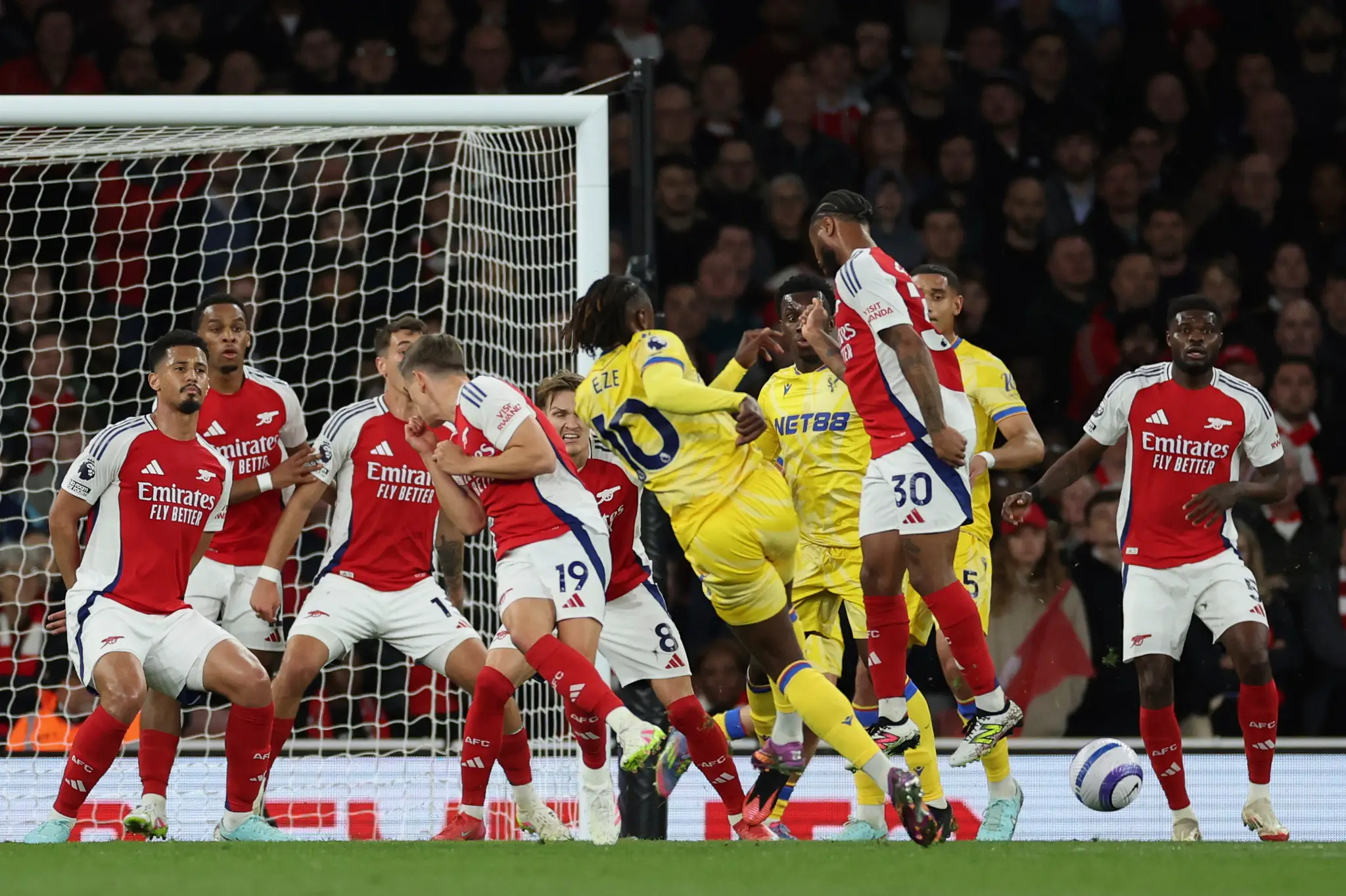 Futbalista Crystal Palace Eberechi Eze (10) strieľa gól v zápase 34. kola anglickej Premier League FC Arsenal - Crystal Palace.