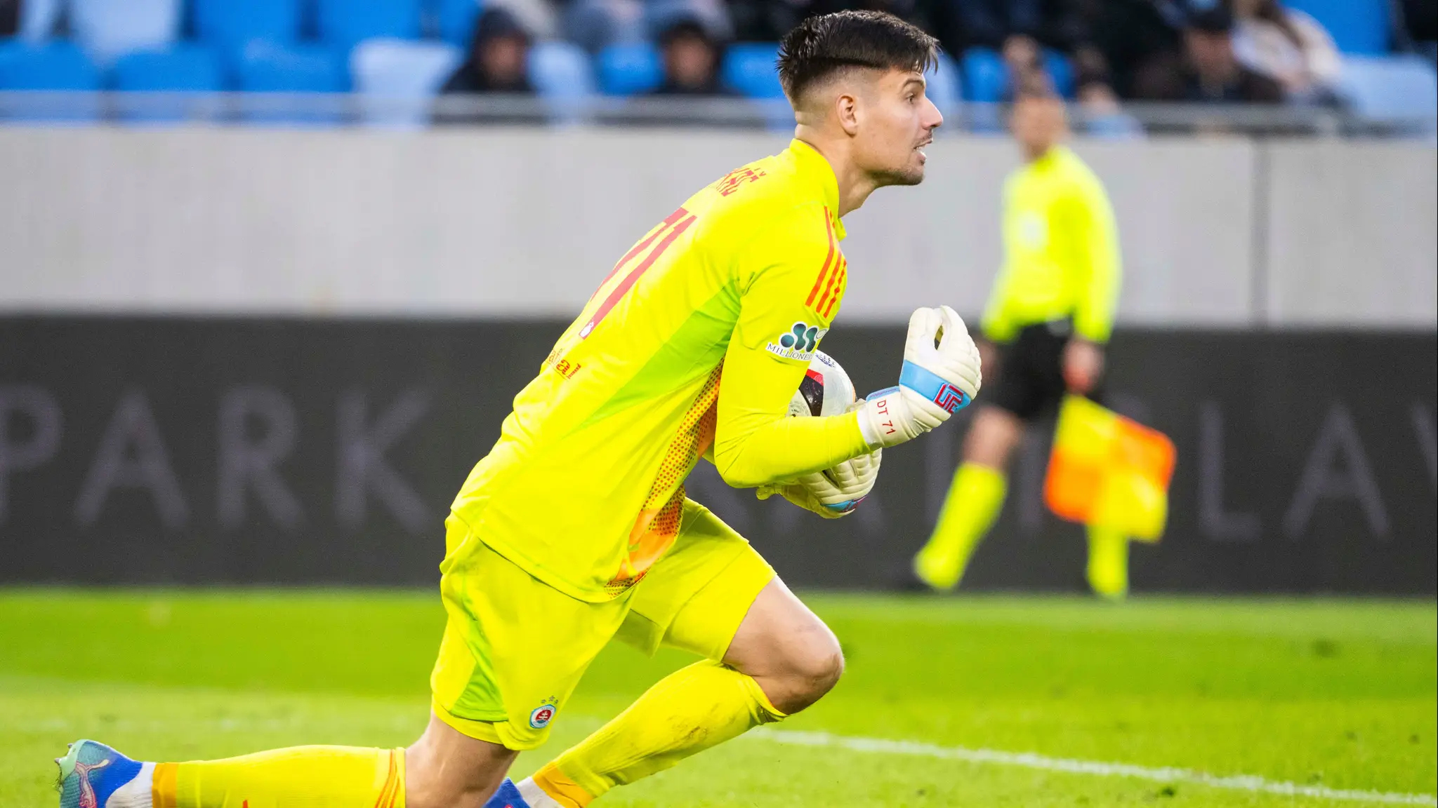 Na snímke brankár Dominik Takáč (Slovan) počas 22. kola Niké ligy (cropped)