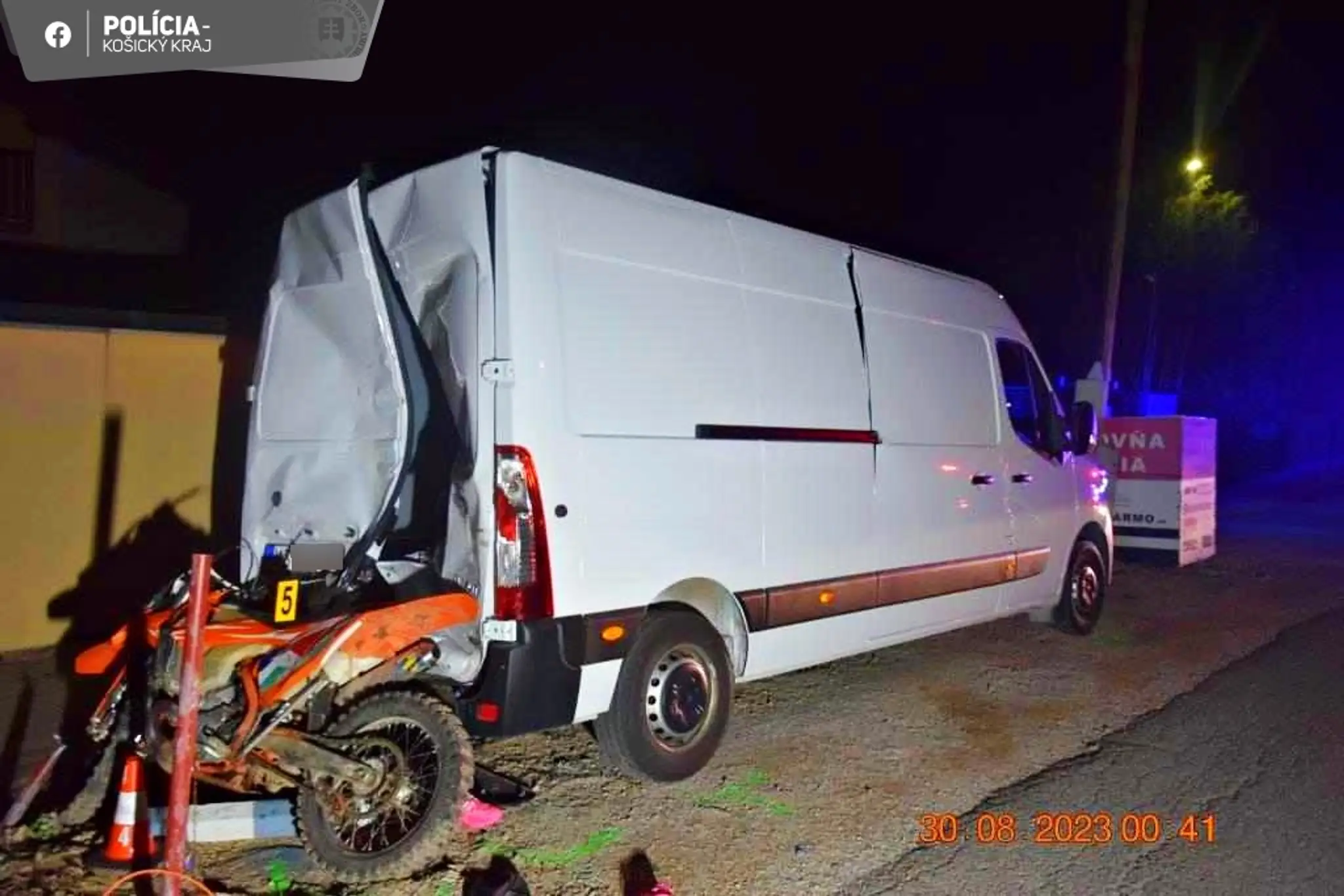 Opitý motocyklista s tehotnou spolujazdkyňou utrpeli ťažké zranenia