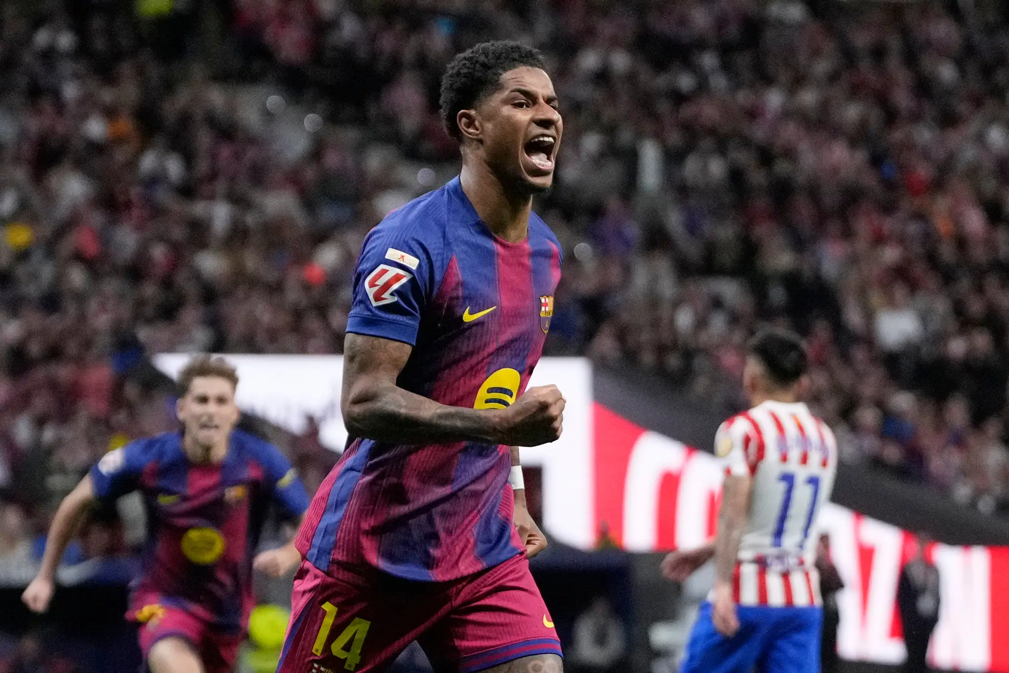 Futbalista FC Barcelona Marcus Rashford oslavuje gól.