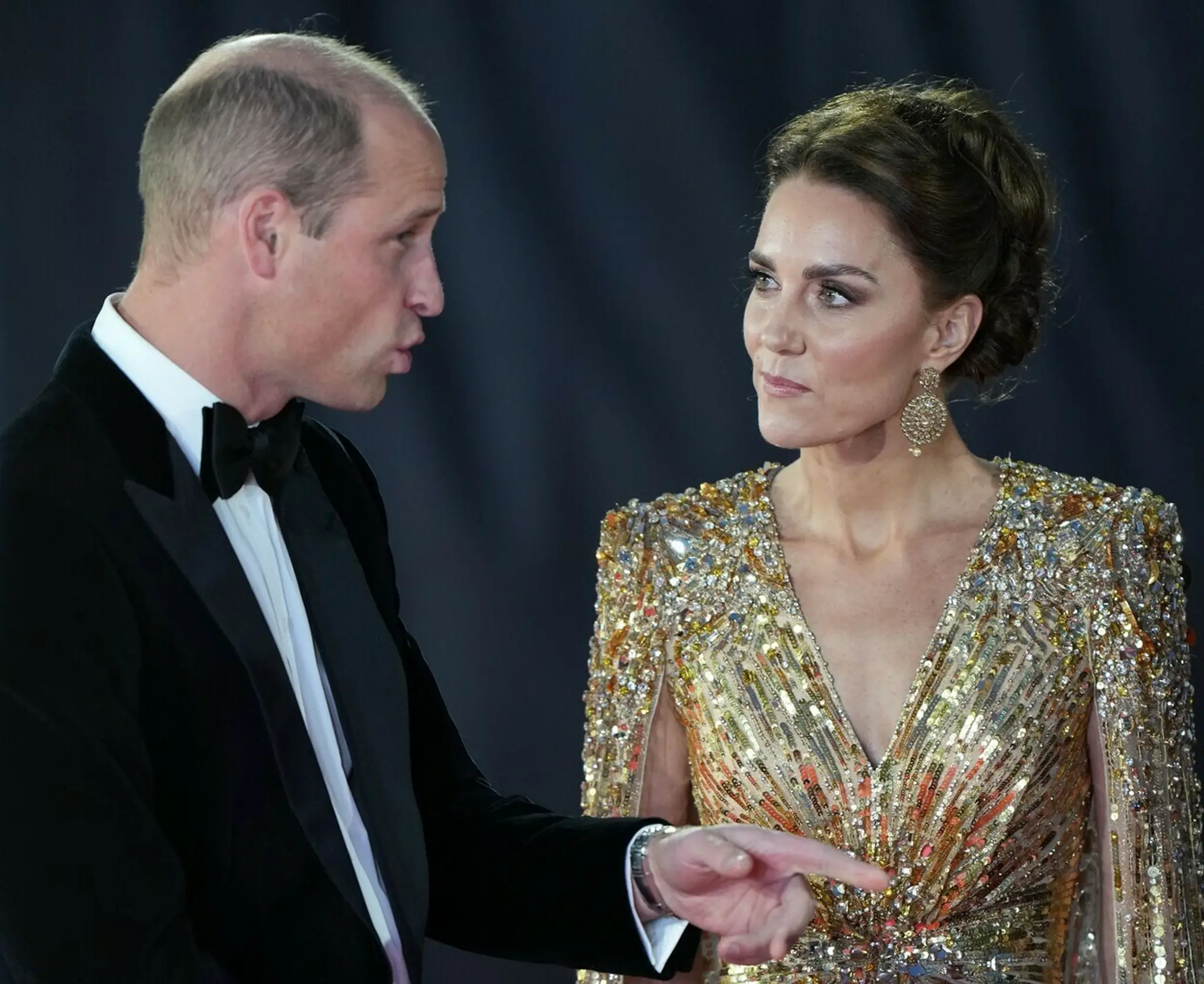 Kráľovská rodina na premiére novej bondovky.
