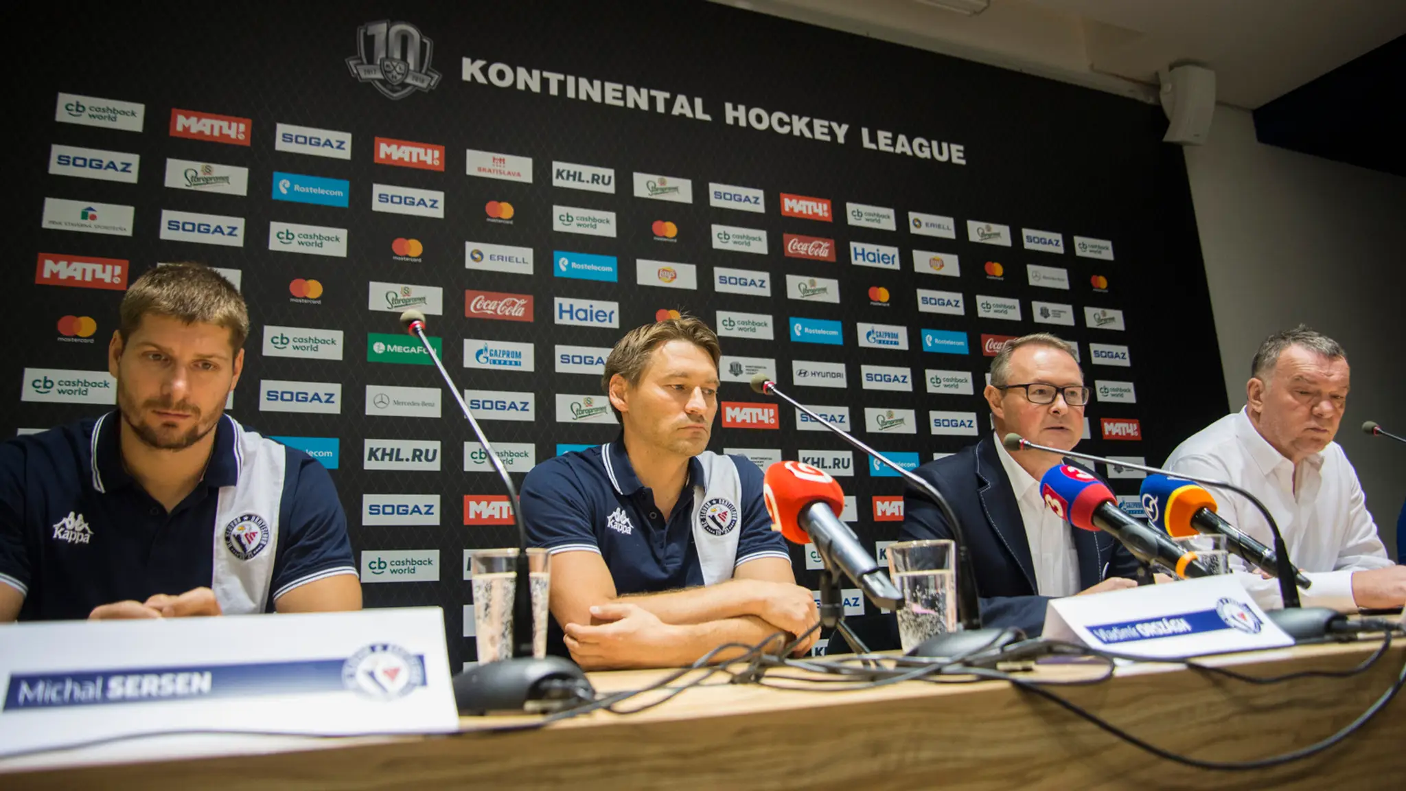 Michal Sersen, tréner HC Slovan Bratislava Vladimír Országh, marketingový riaditeľ Milan Vajda a športový riaditeľ Oldřich Štefl