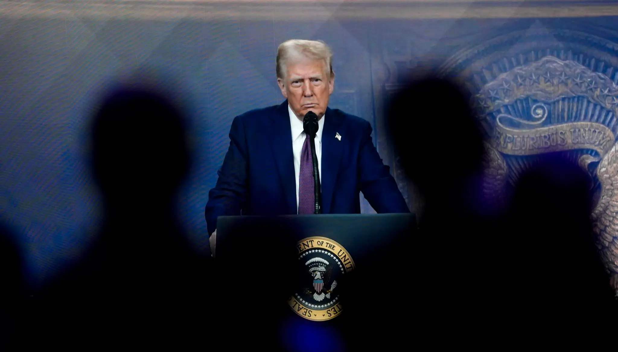 Účastníci počúvajú virtuálny prejav amerického prezidenta Donalda Trumpa na výročnom zasadnutí Svetového ekonomického fóra vo švajčiarskom Davose.