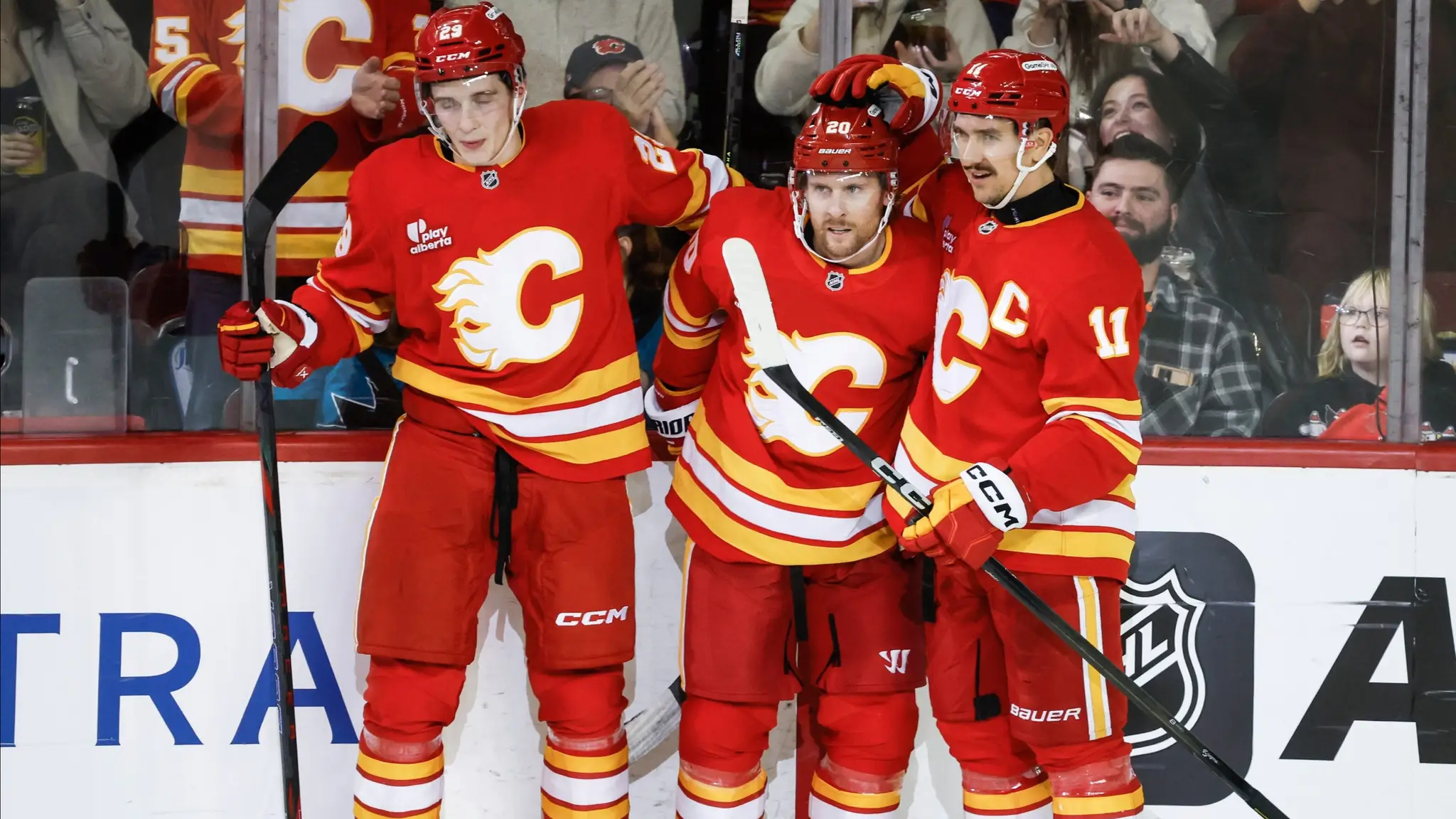 Gólová radosť hokejistov Calgary Flames. (cropped)