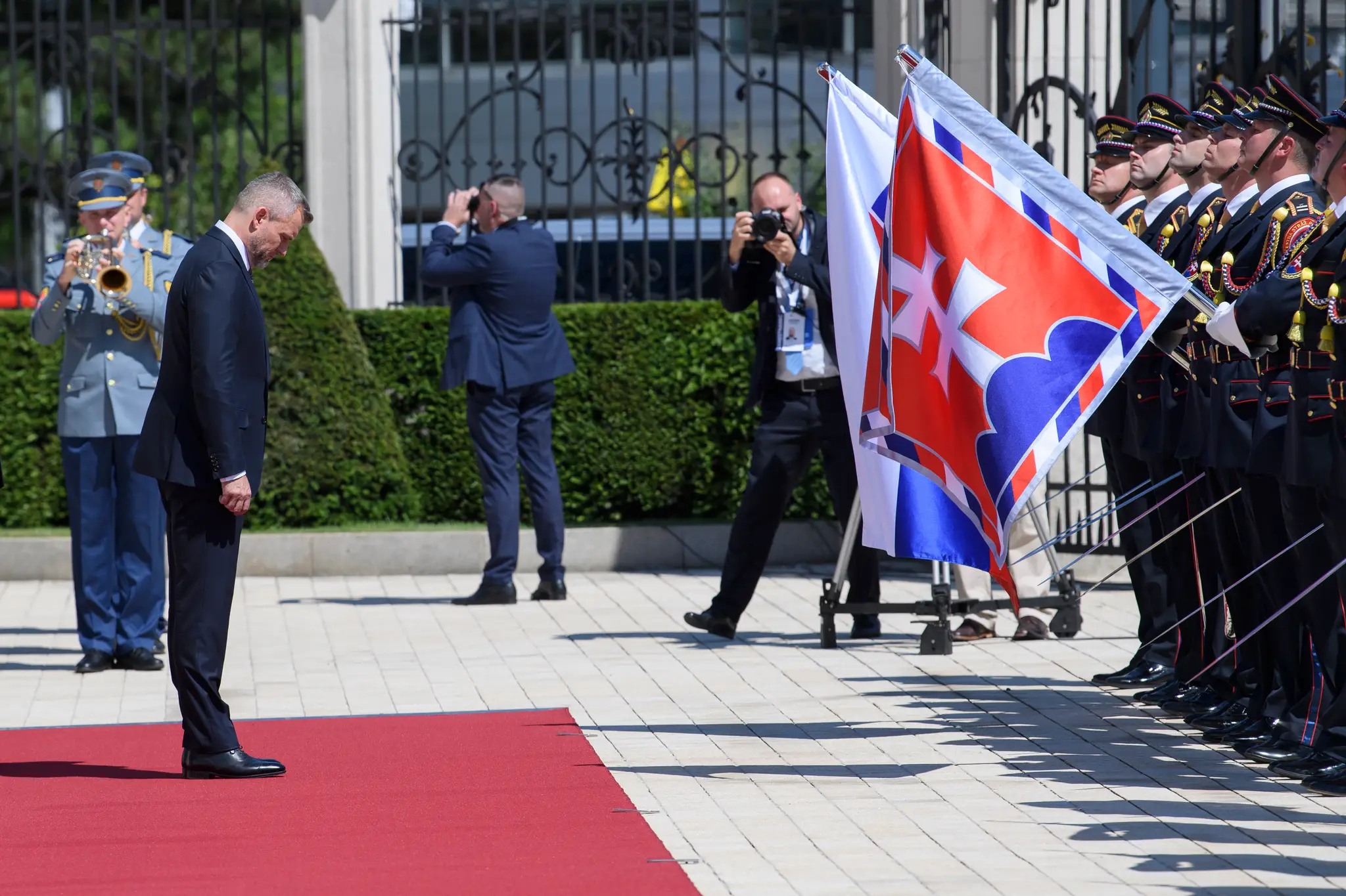 Slávnostné odovzdanie paláca a prehliadka stráže.