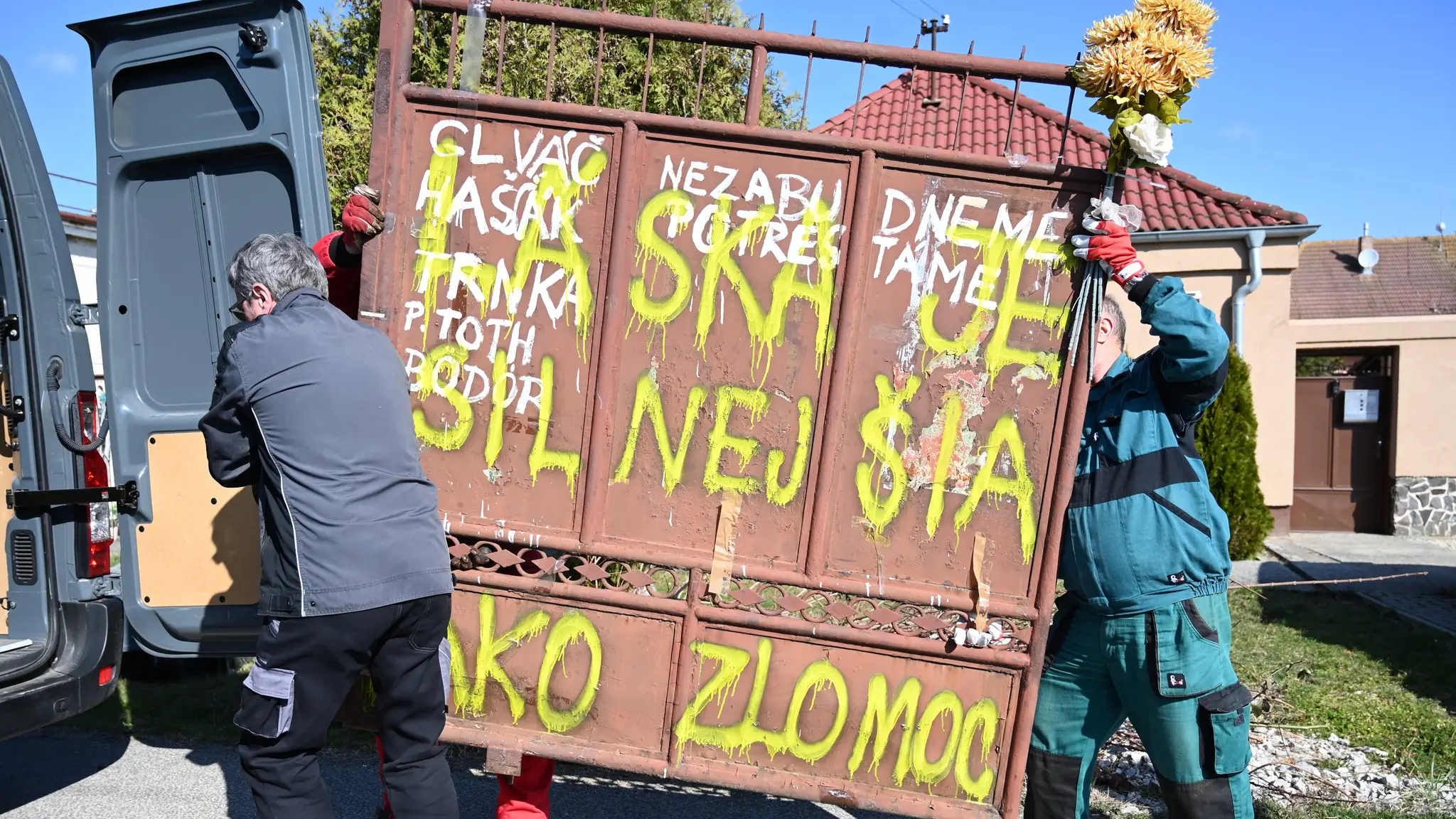 Spomienka na Jána a Martinu: Na mieste činu kraj stavia pomník, brána putovala do múzea. Ilustračná snímka. 