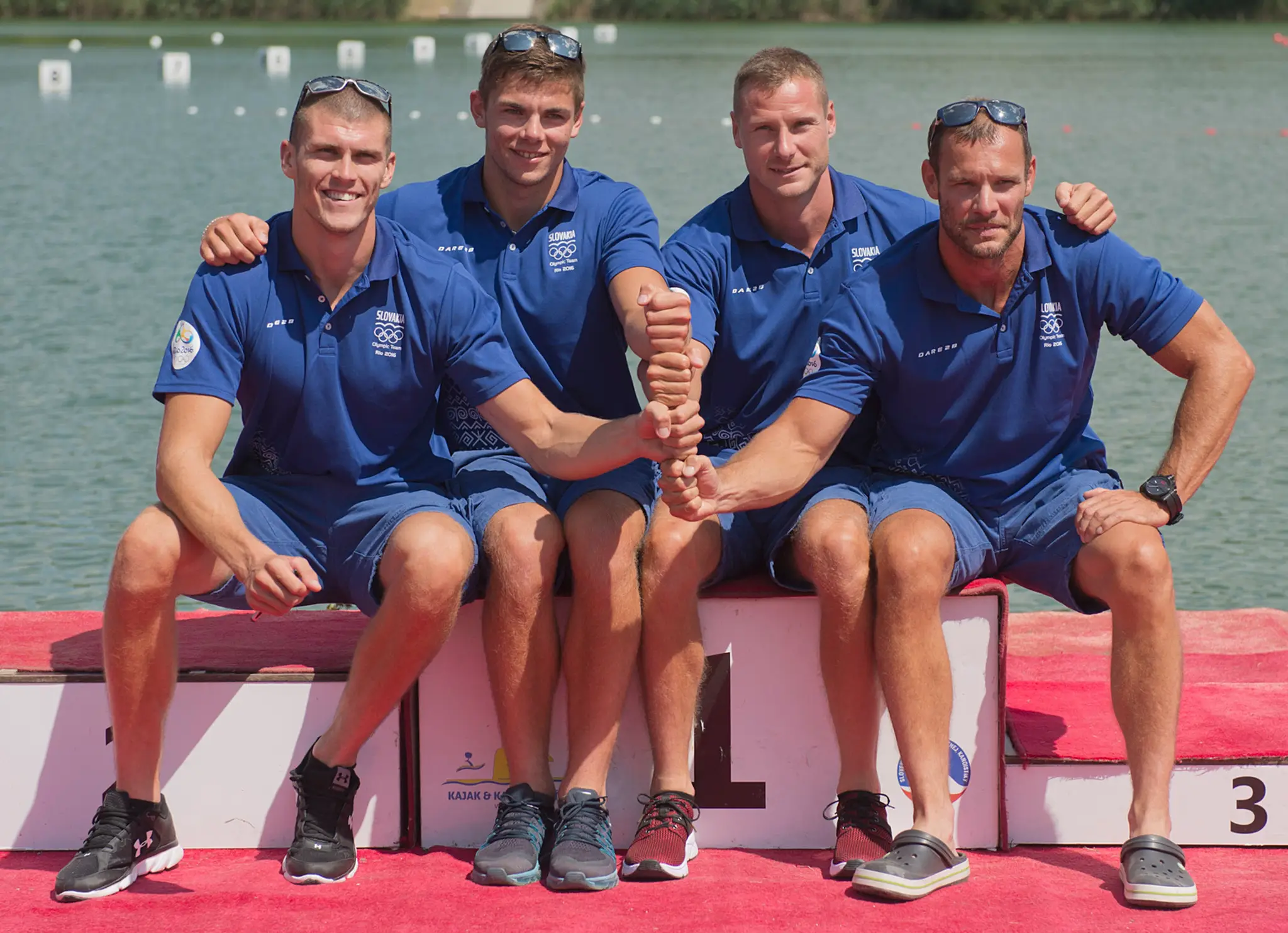 Členovia slovenskej K4-ky zľava Tibor Linka, Denis Myšák, Erik Vlček a Juraj Tarr pred odchodom do dejiska OH v Riu.