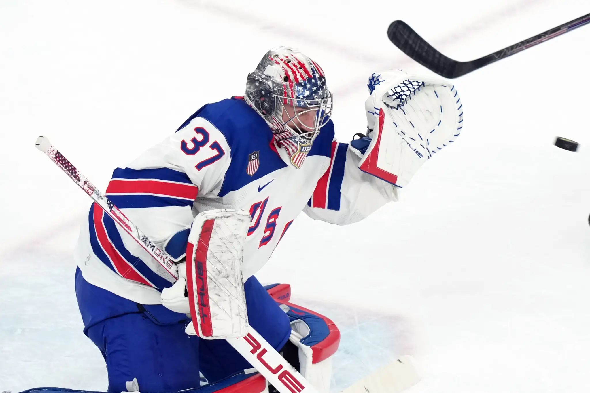 Americký brankár  Connor Hellebuyck.