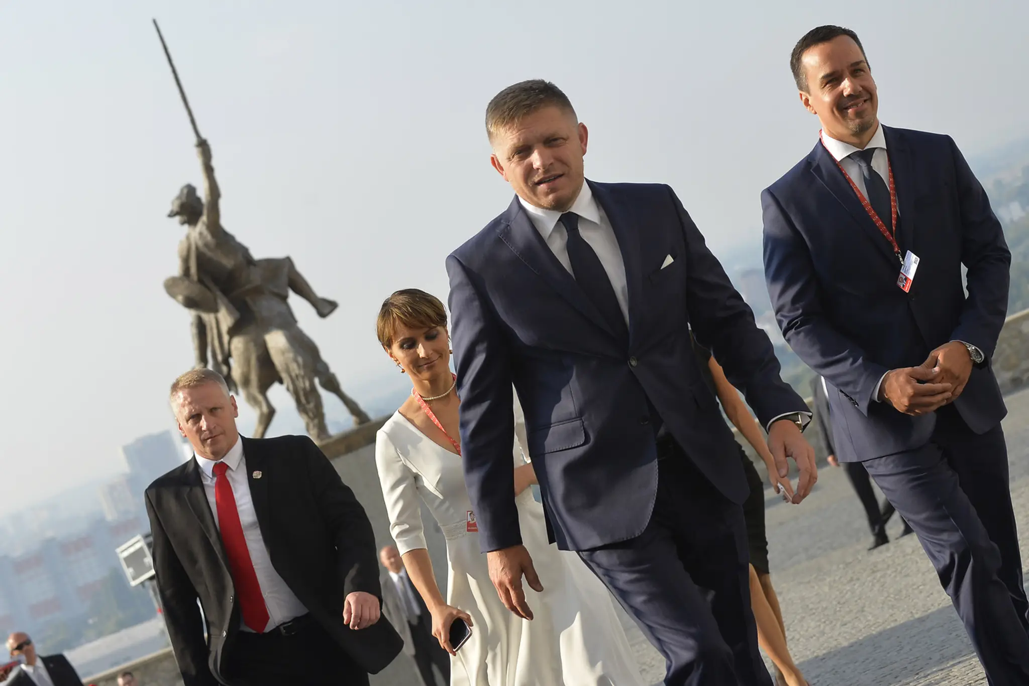 Robert Fico prichádza na rokovanie na Bratislavskom hrade spolu s Erikom Tomášom a Beatrice Szabóovou..