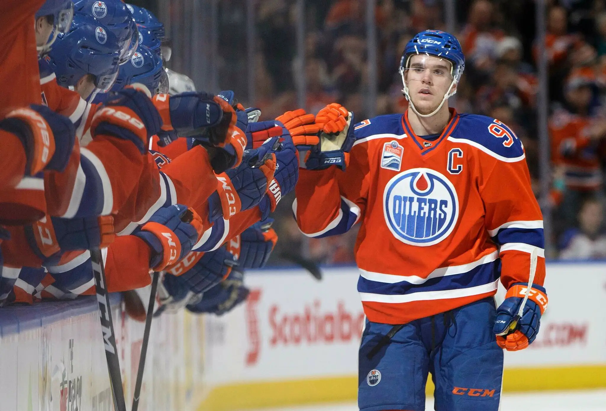 Connor McDavid sa raduje z gólu so spoluhráčmi z Edmontonu.
