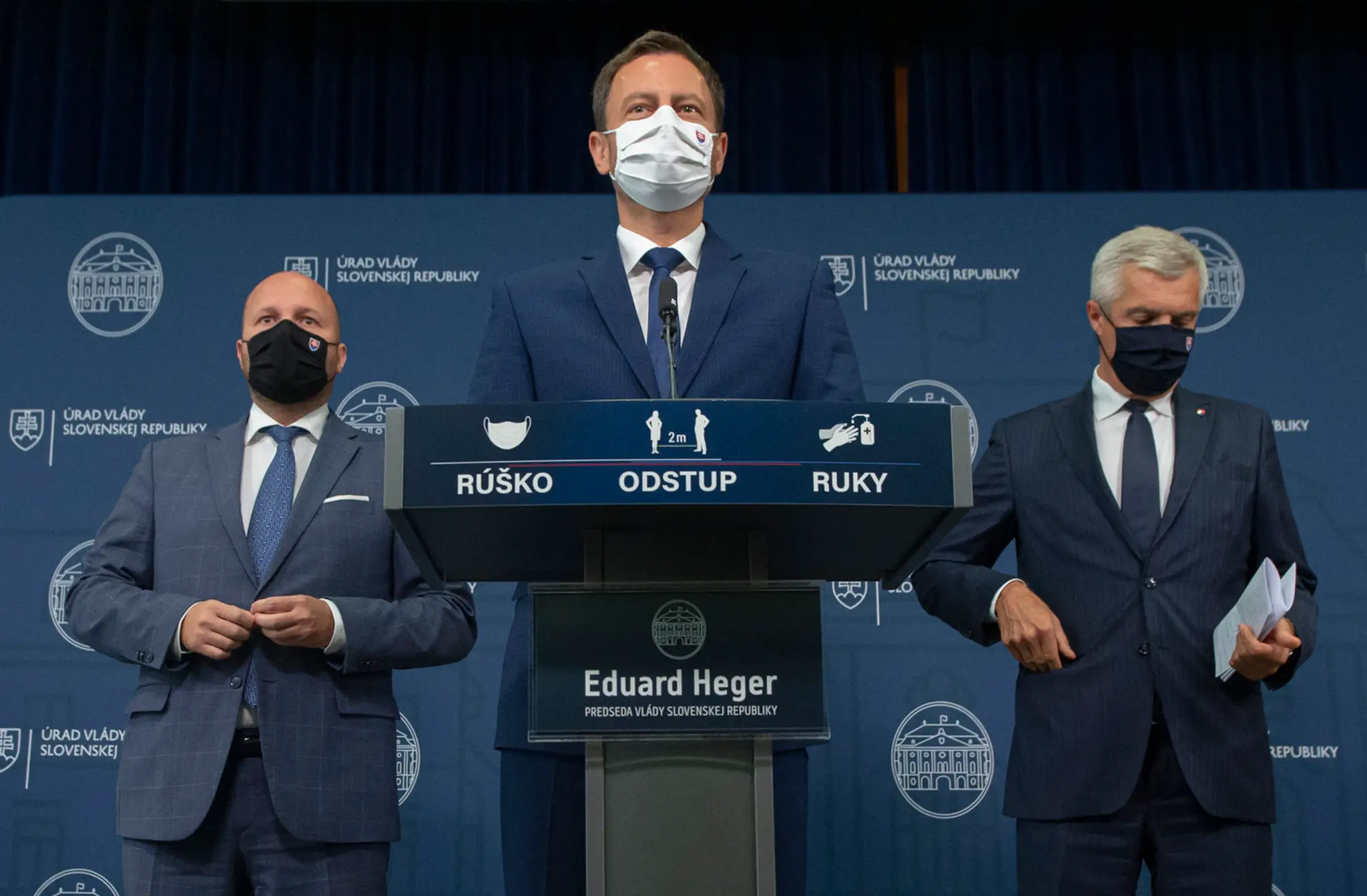 Na snímke uprostred premiér SR, vpravo minister zahraničných vecí a vľavo minister obrany.