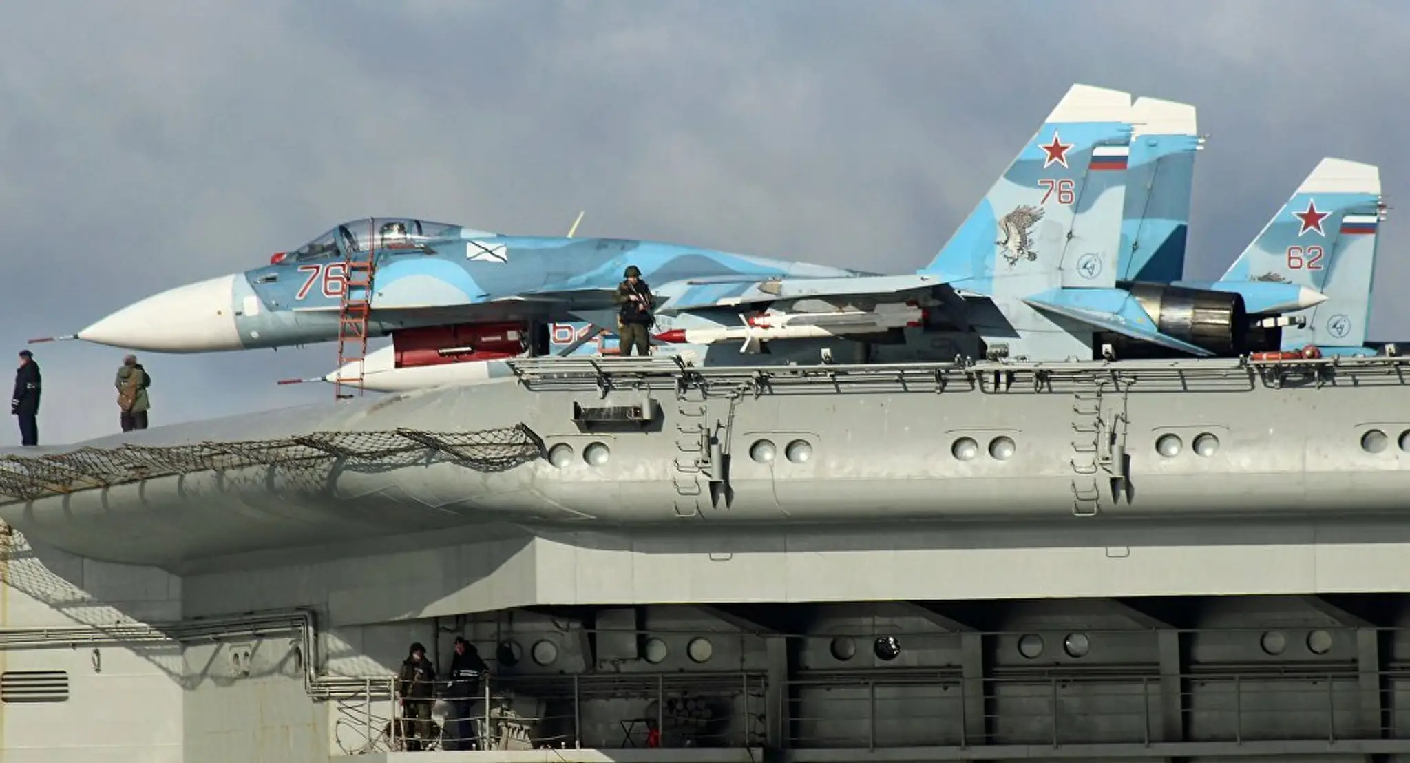 Bojové lietadlá SU-33 na palube lietadlovej lode Admirál Kuznetsov.