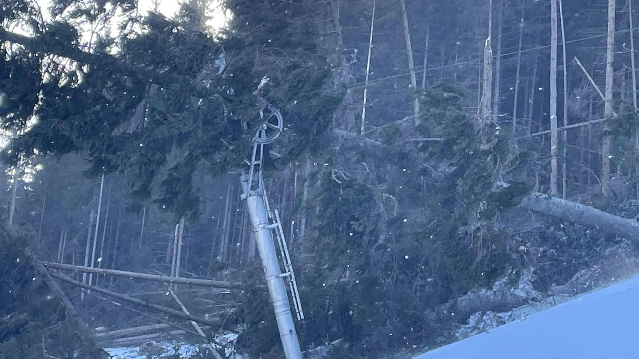 Silný vietor napáchal škody v SKI Resorte Smrečiny.