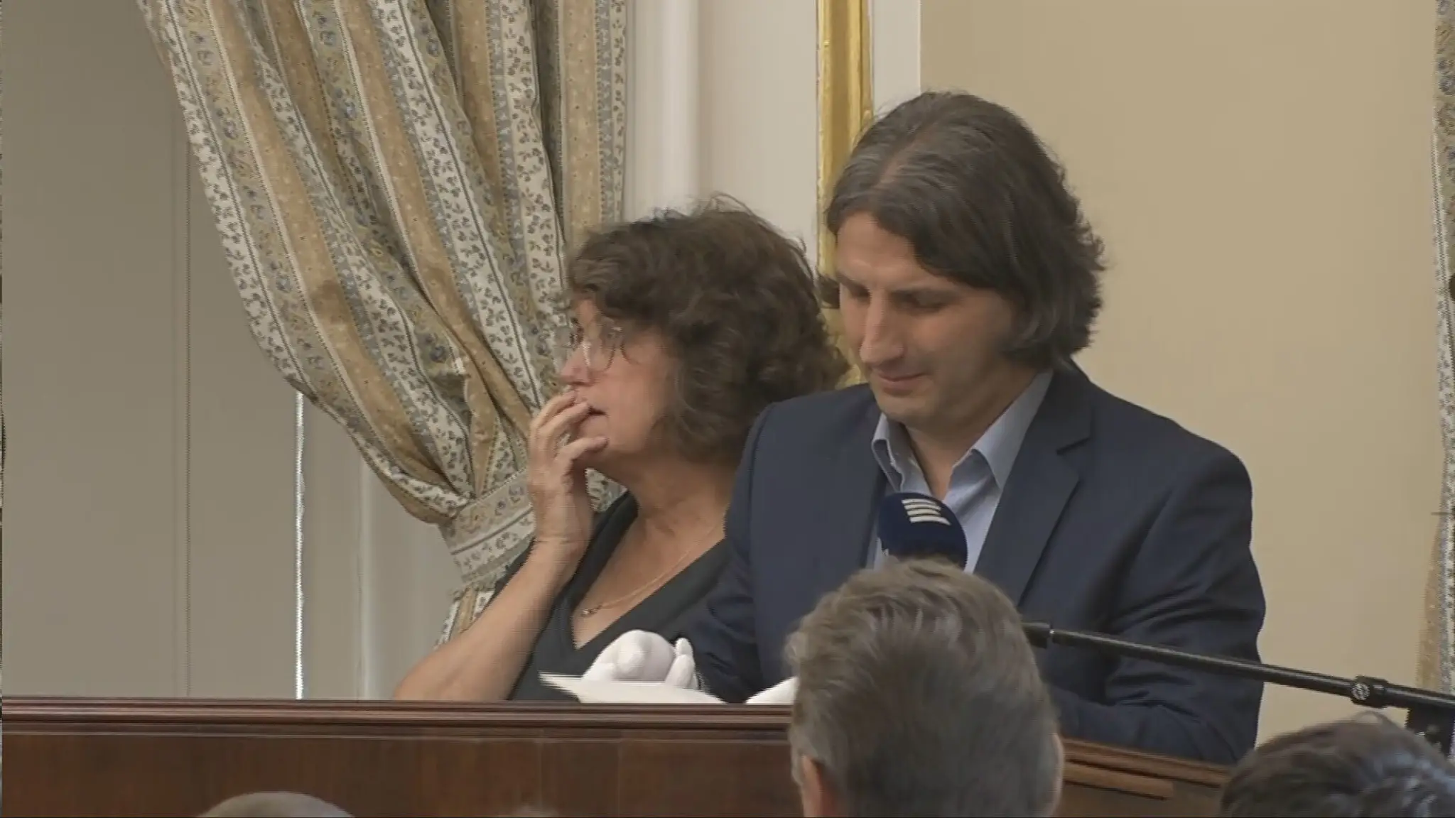 Dagmar Hájková pred otvorením listu T. G. Masaryka.