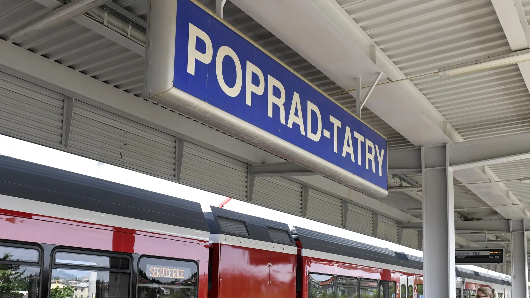FOTO: Mimoriadna udalosť na železnici: Po odstránení bezpečnostnej hrozby obnovili dopravu cez stanicu Poprad-Tatry