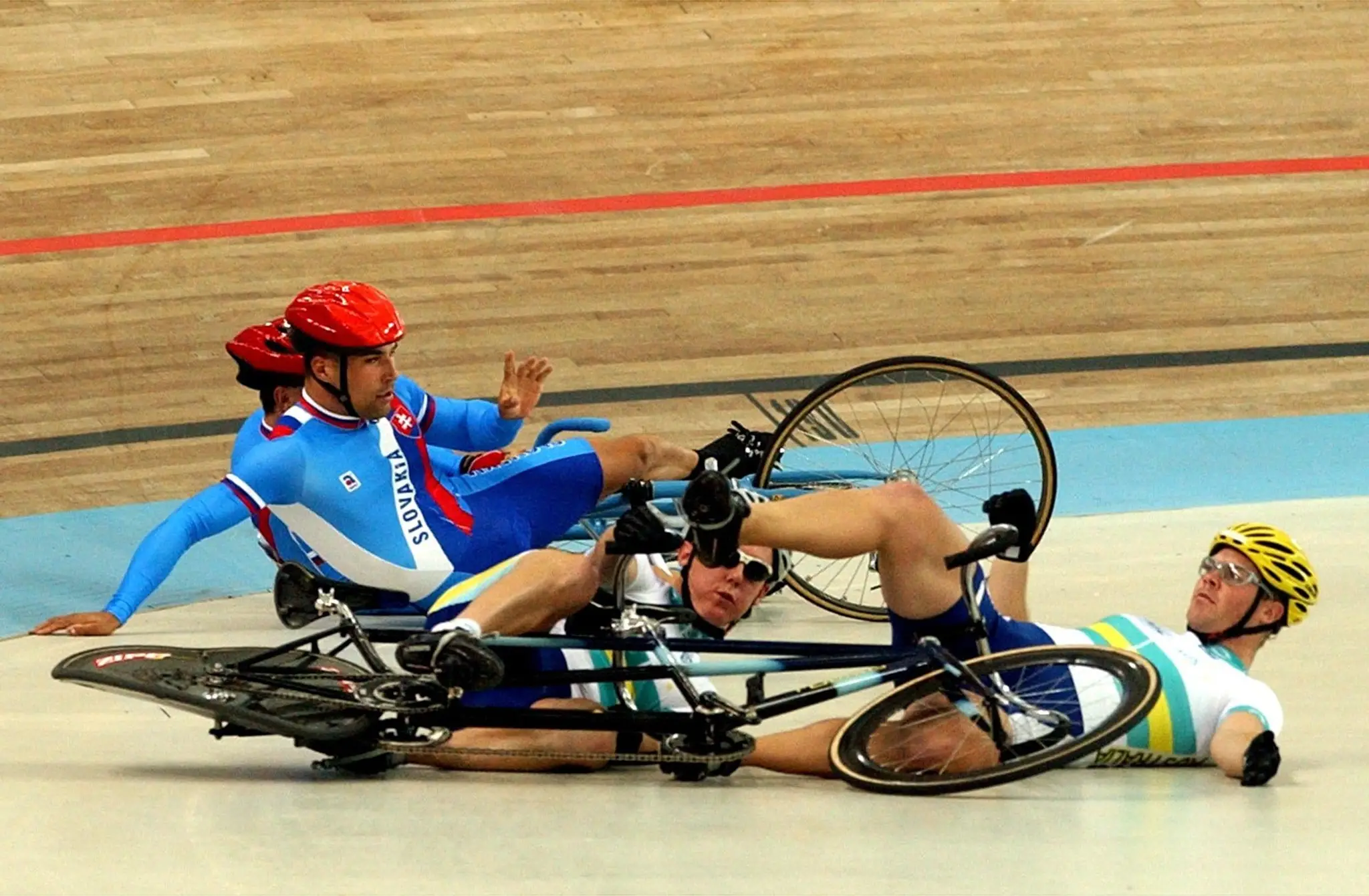 Slovenský paralympionik Vladislav Janovjak s pilotom Jurajom Petrovičom (v pozadí).