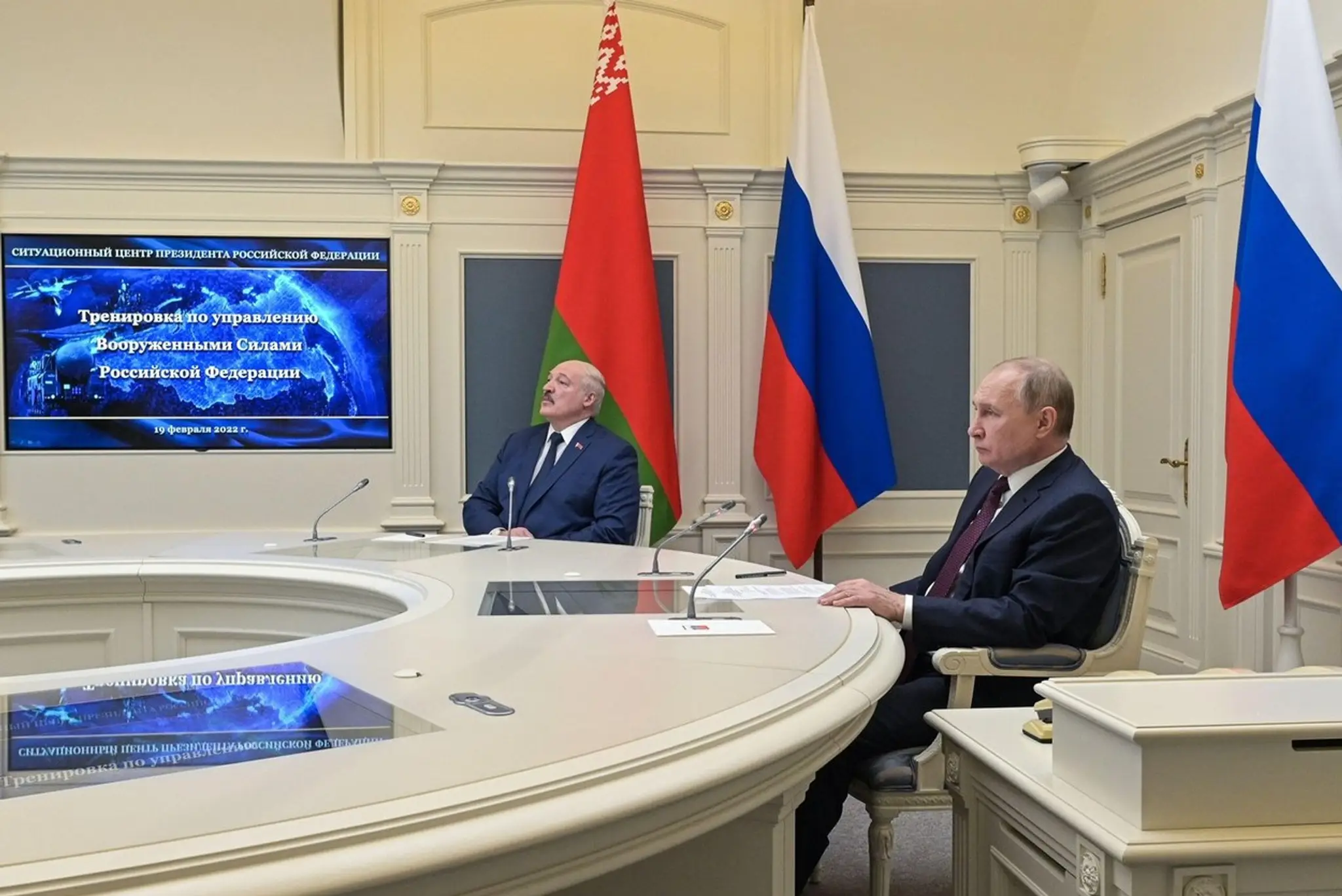 Alexander Lukašenko a Vladimir Putin na archívnej snímke z februára 2022 sleduju spoločné vojenské manévre Ruska a Bieloruska.