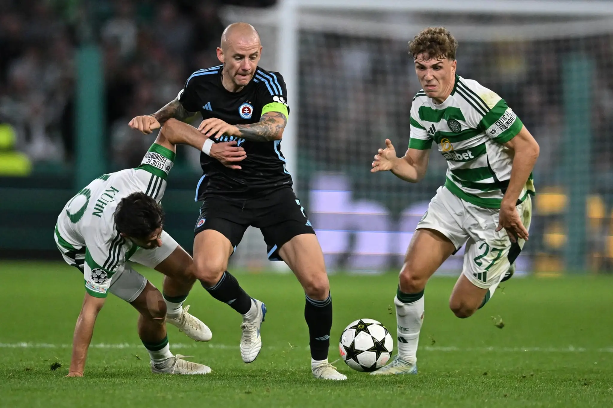Vladimír Weiss v súboji s dvojicou hráčov Celticu Glasgow.