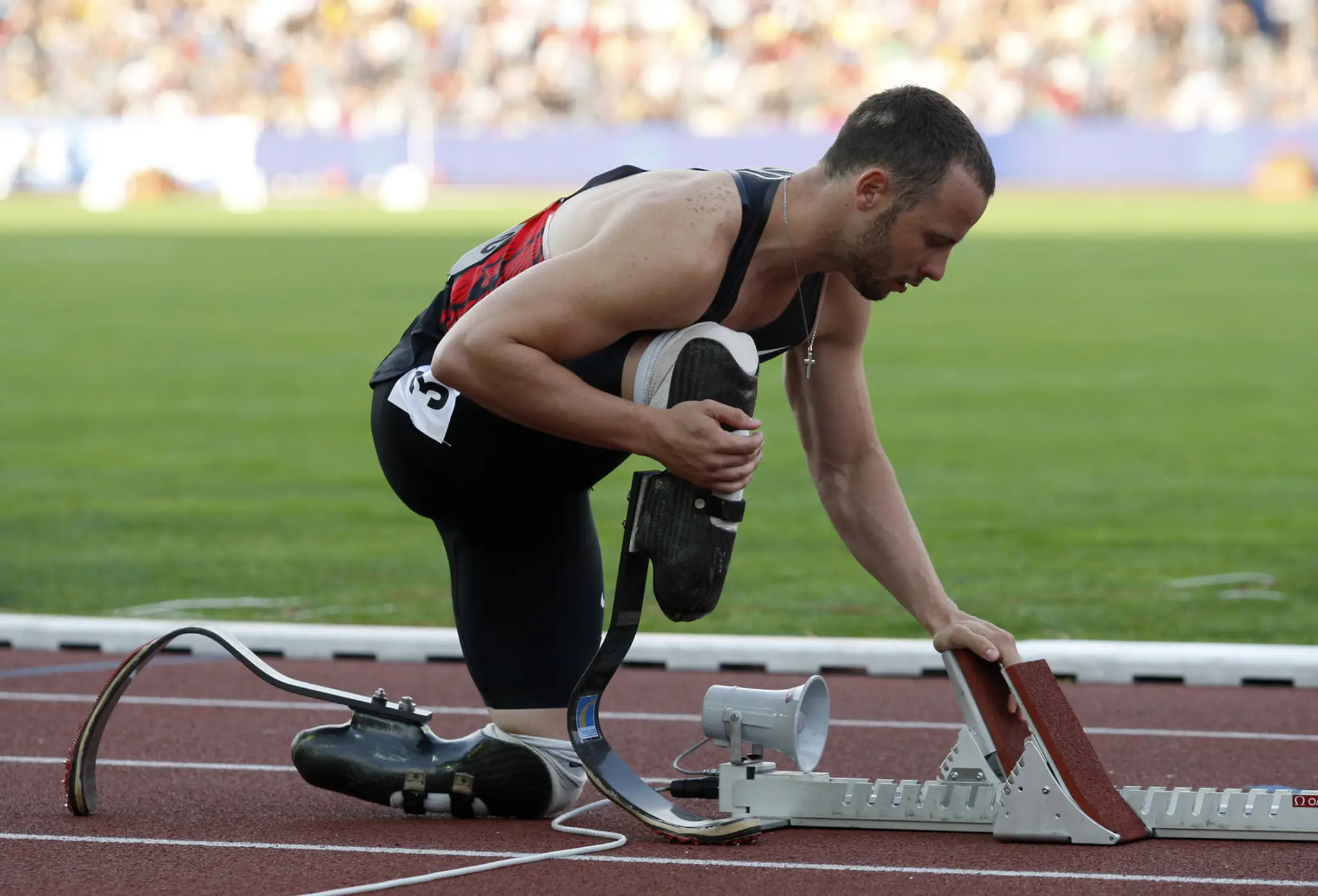 Oscar Pistorius sa pripravuje na beh na 400 m  na atletickom podujatí  Zlatá tretra.