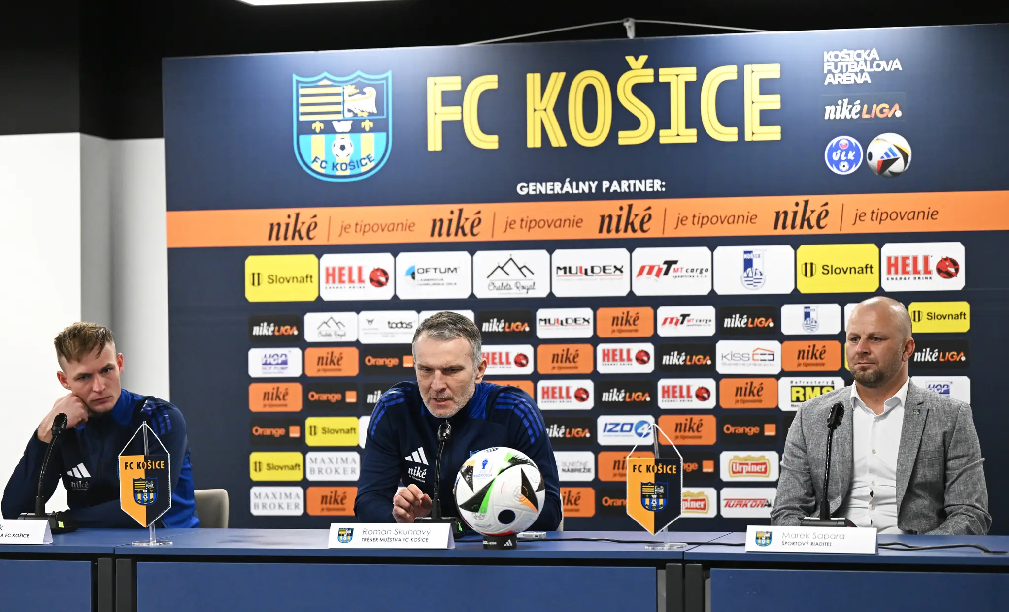 Na snímke sprava športový riaditeľ FC Košice Marek Sapara, tréner Roman Skuhravý a kapitán Ján Krivák 