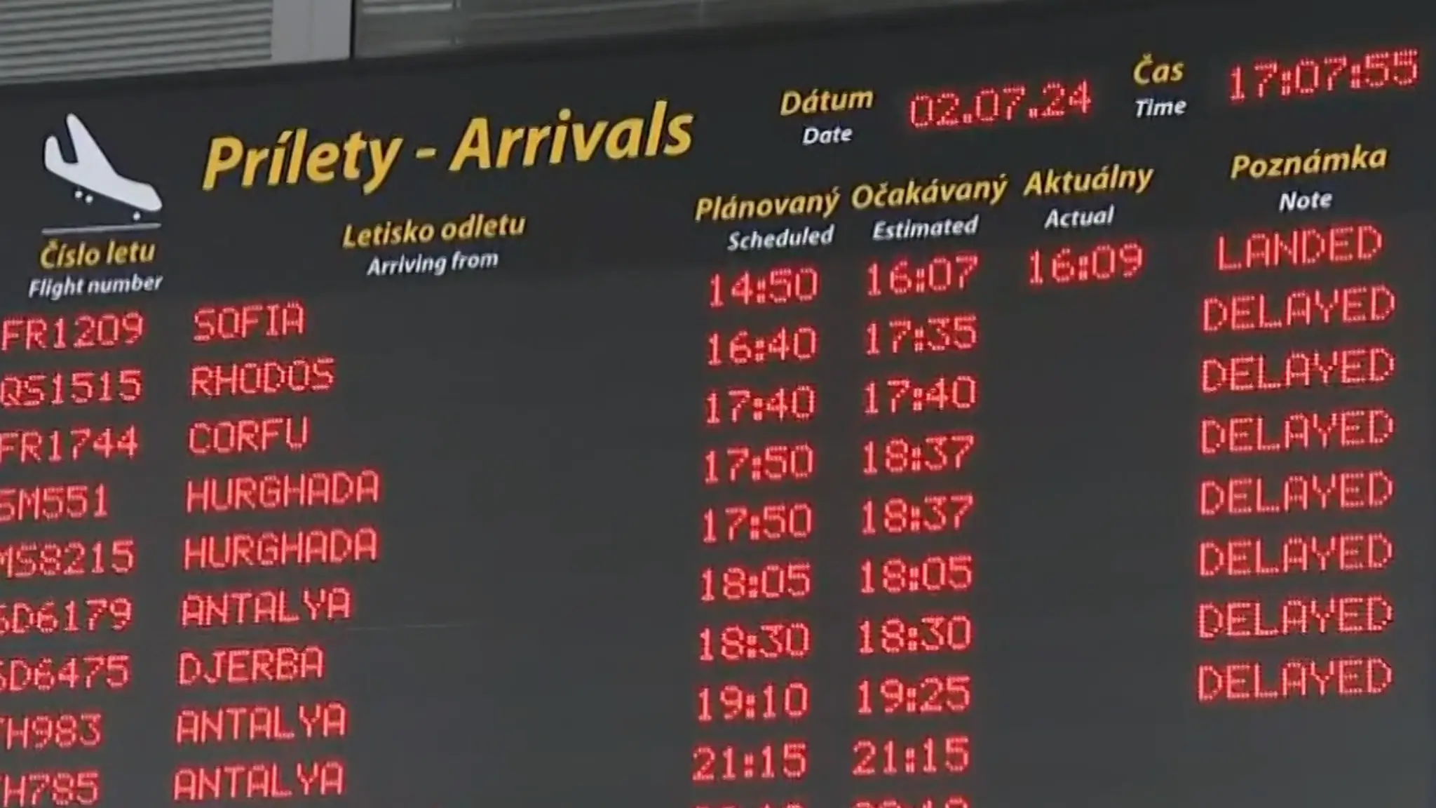 Tabuľa príletov na letisku v Bratislave