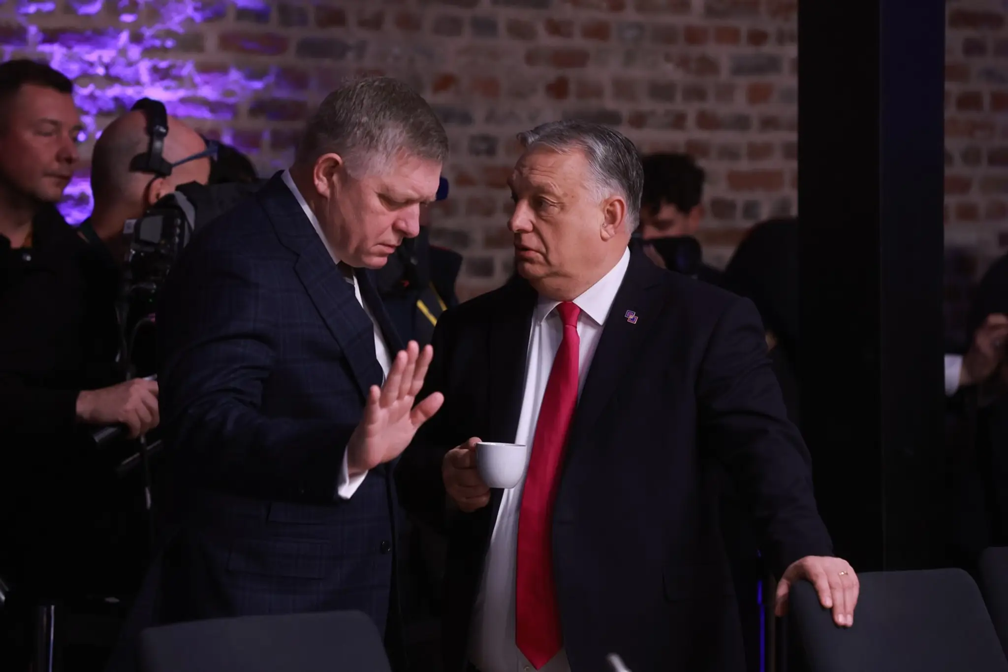 Slovenský premiér Robert Fico (vľavo) hovorí s maďarským premiérom Viktorom Orbánom (vpravo) počas neformálneho stretnutia lídrov EÚ na zámku Alden Biesen v Bilzene v Belgicku.