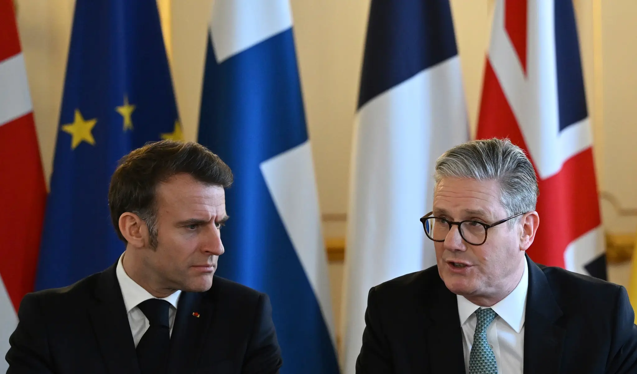 Britský premiér Keir Starmer (vpravo) a francúzsky prezident Emmanuel Macron diskutujú na summite západných lídrov v Londýne 2. marca 2025.