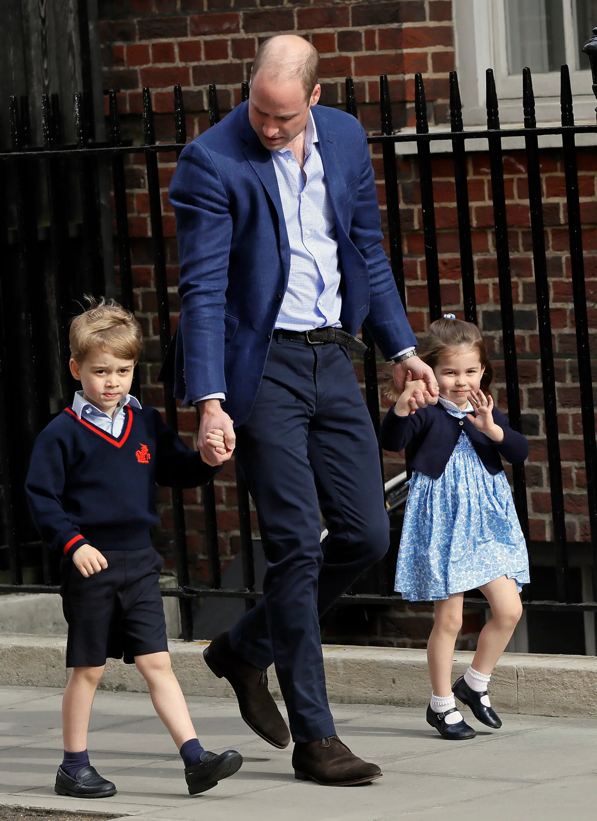 Princezná Charlotte a princ George tako prišli pozrieť bračeka do nemocnice.