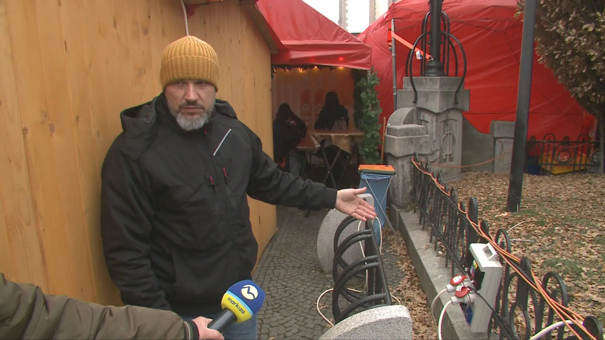 Trhovníkom ukradli elektrické káble.