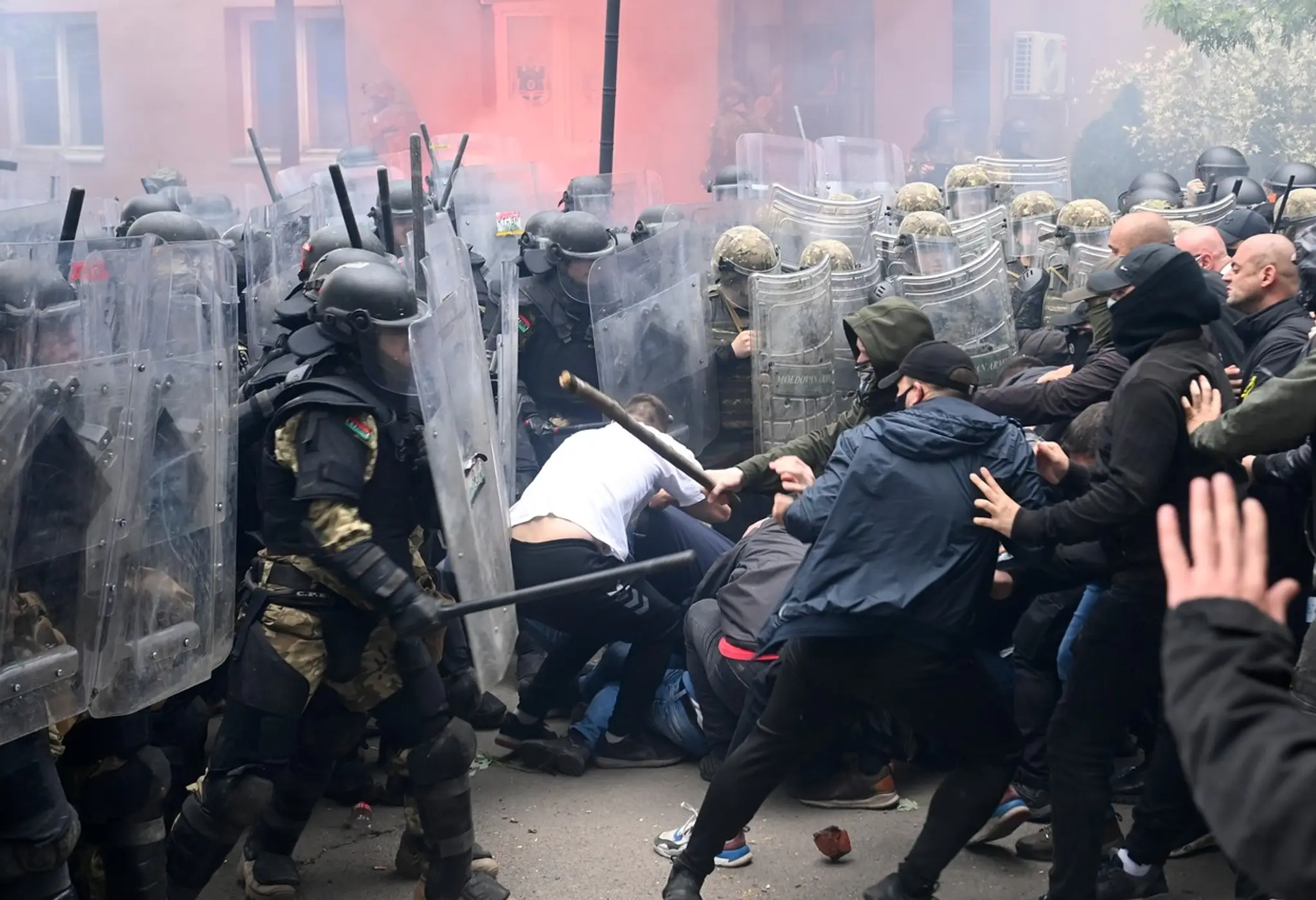 Demonštranti zaútočili na vojakov NATO.
