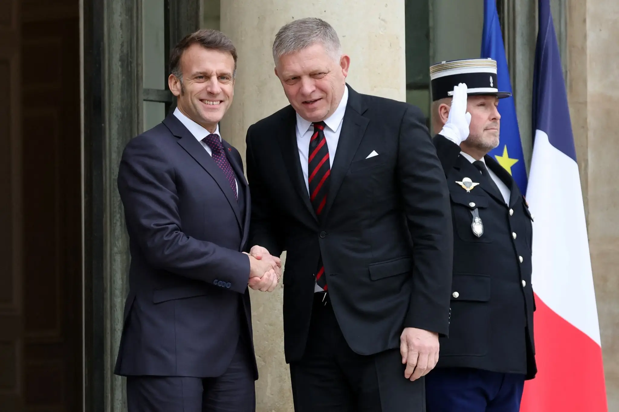 Slovenského premiéra Roberta Fica prijal v Elizejskom paláci francúzsky prezident Emmanuel Macron.