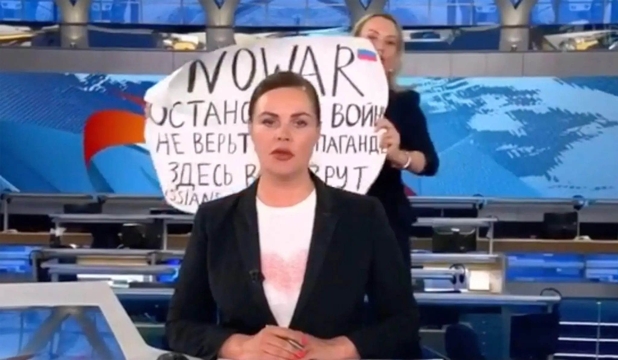 Žena s protivojnovým plagátom Marina Ovsiannikovová počas vysielania hlavných správ na ruskej štátnej televízii.
