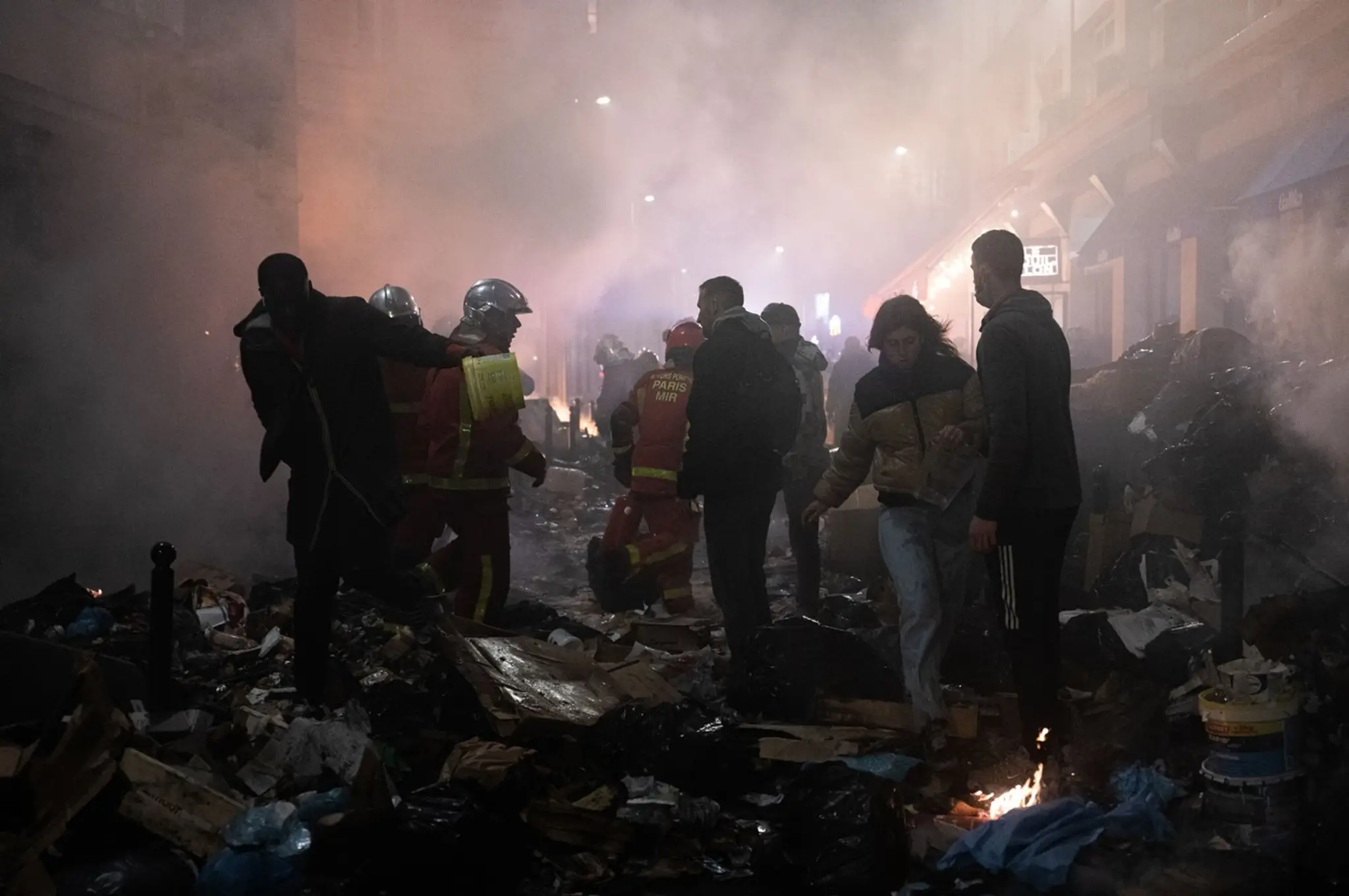 Spúšť v Paríži po strete demonštrantov s políciou.