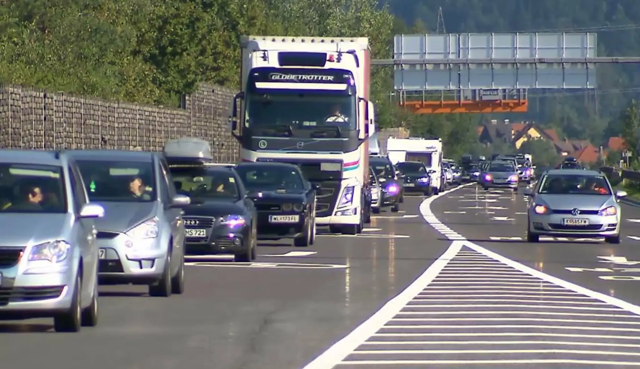 Víkendové kolóny.