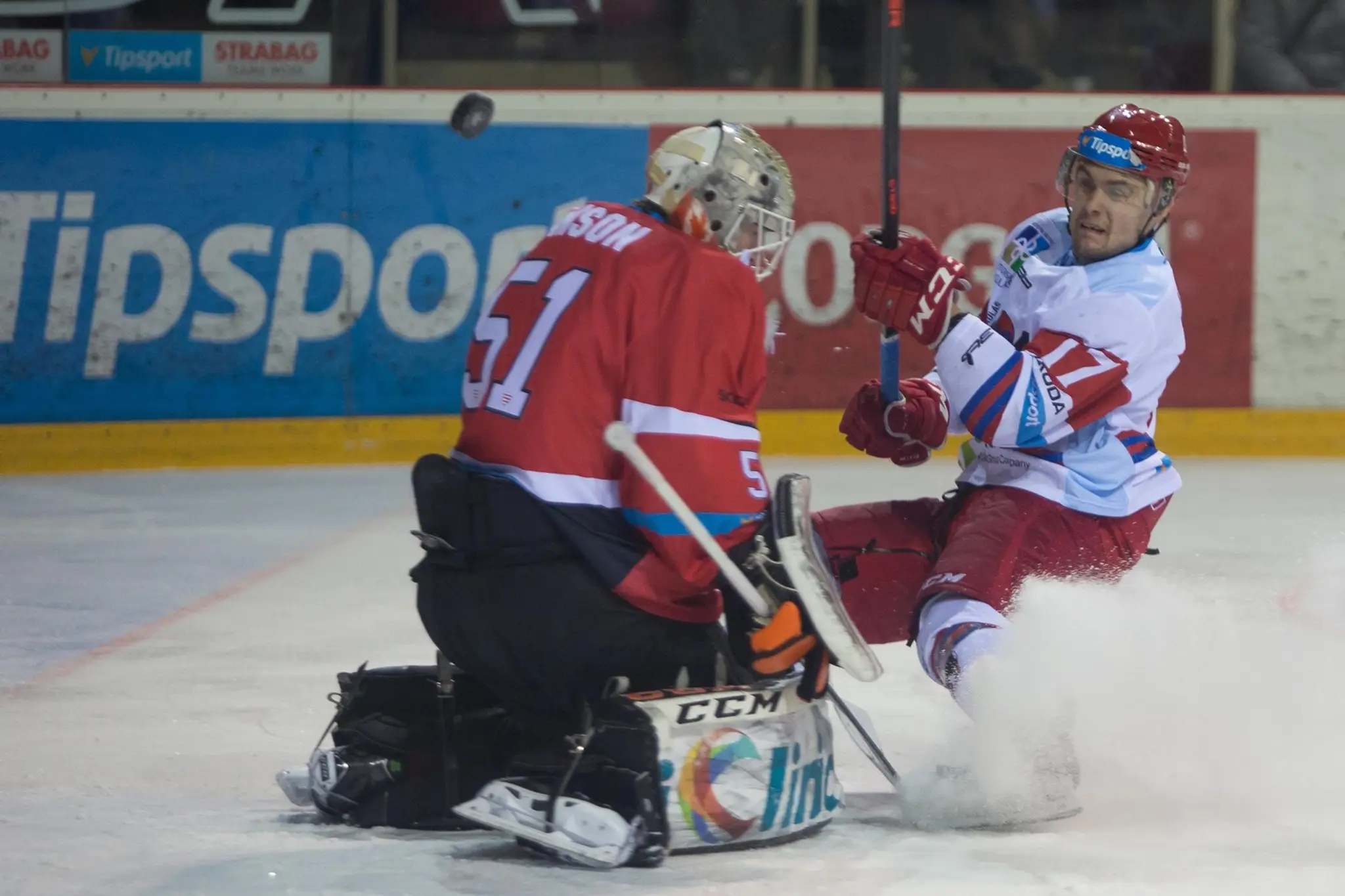 Na snímke zľava brankár Nathan Lawson (Banská Bystrica) a Michal Uhrík (Liptovský Mikuláš).