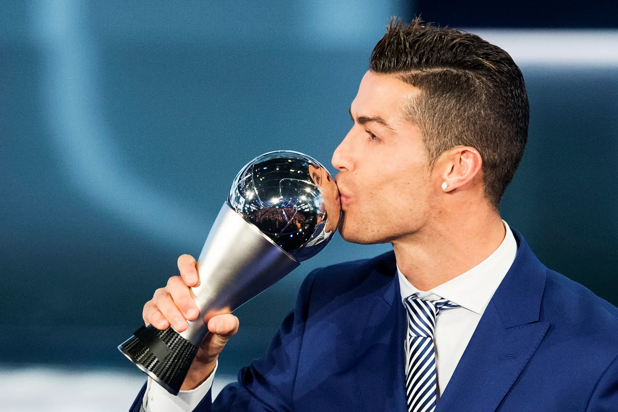 Cristiano Ronaldo bozkáva trofej pre Futbalistu roka 2016.
