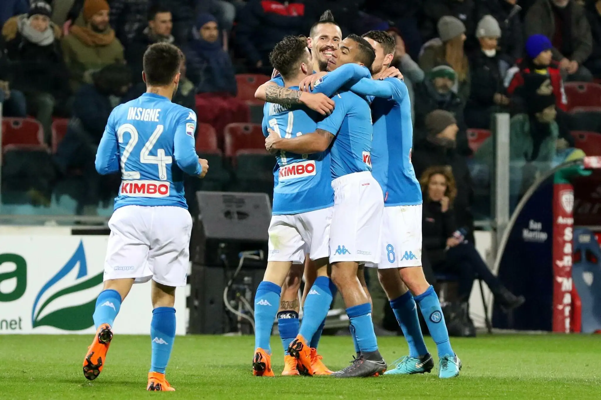 Uprostred slovenský hráč Neapola Marek Hamšík oslavuje svoj gól.