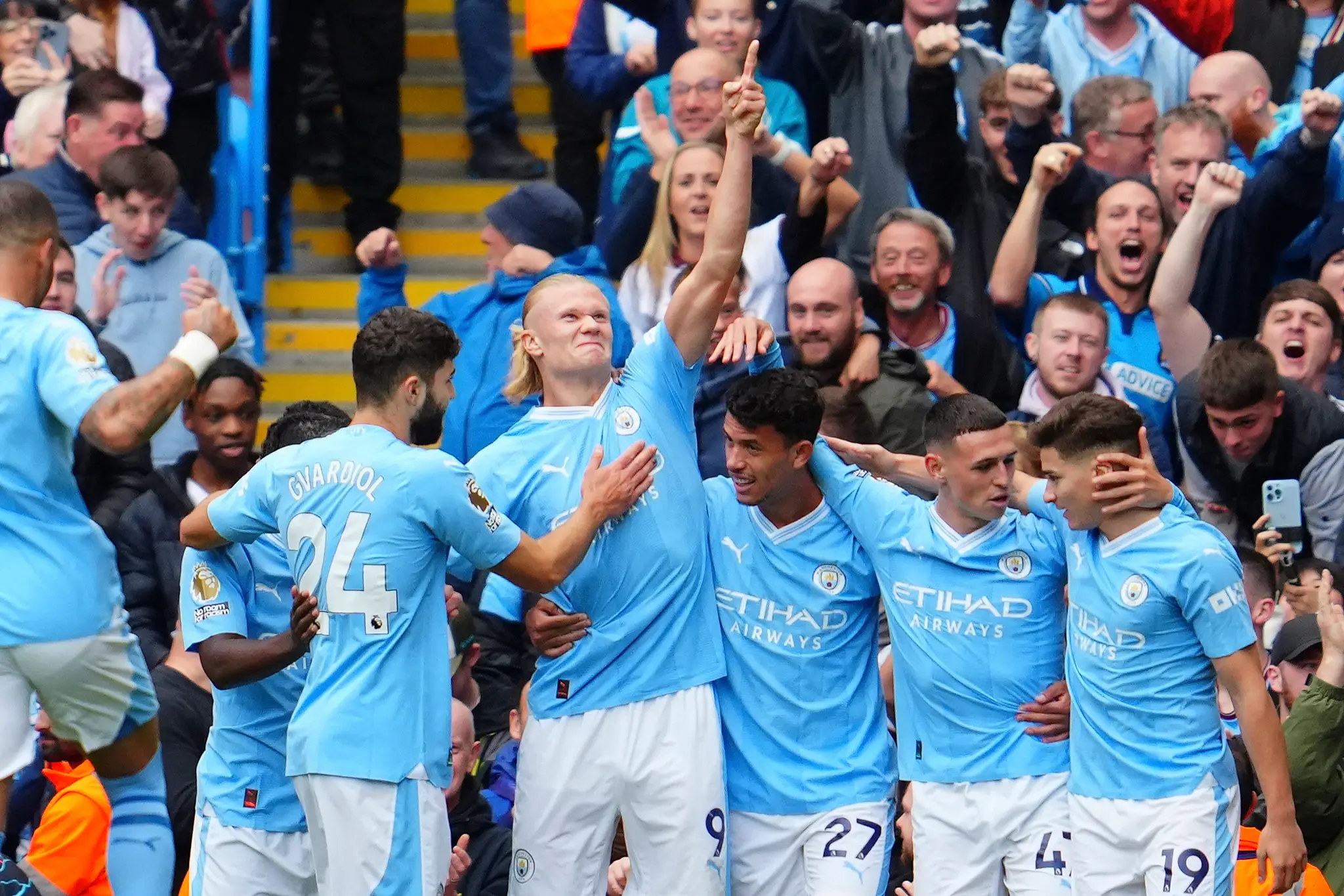 Futbalista Manchestru CIty  Erling Haaland (uprostred) sa teší po strelení gólu.
