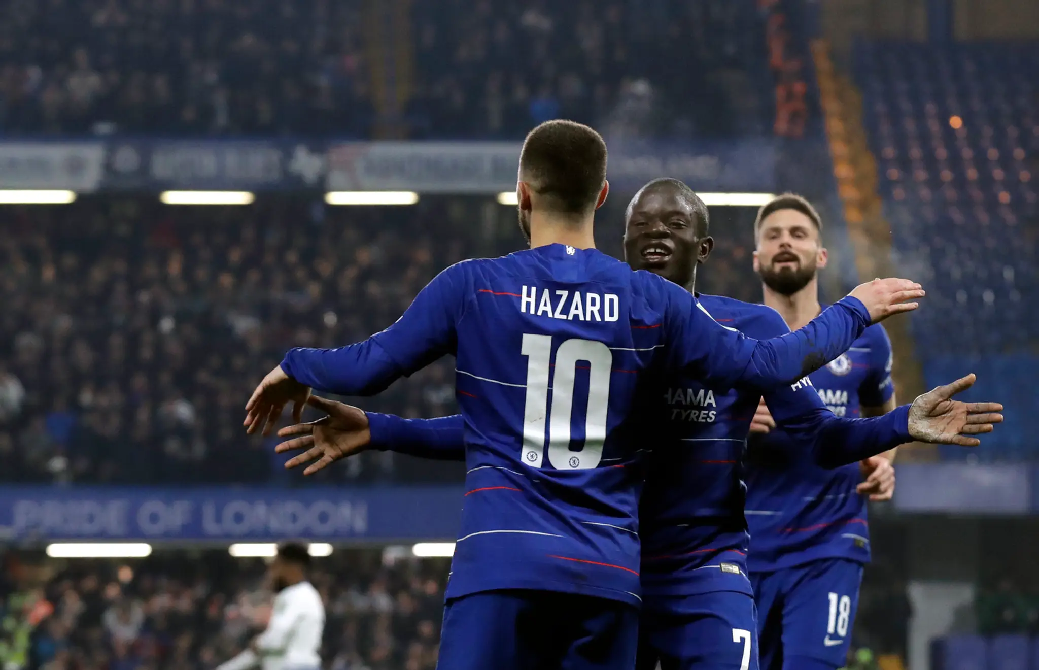 Zľava Eden Hazard, N´Golo Kanté a Olivier Giroud z Chelsea oslavujú gól v pohárovom dueli proti Tottenhamu.
