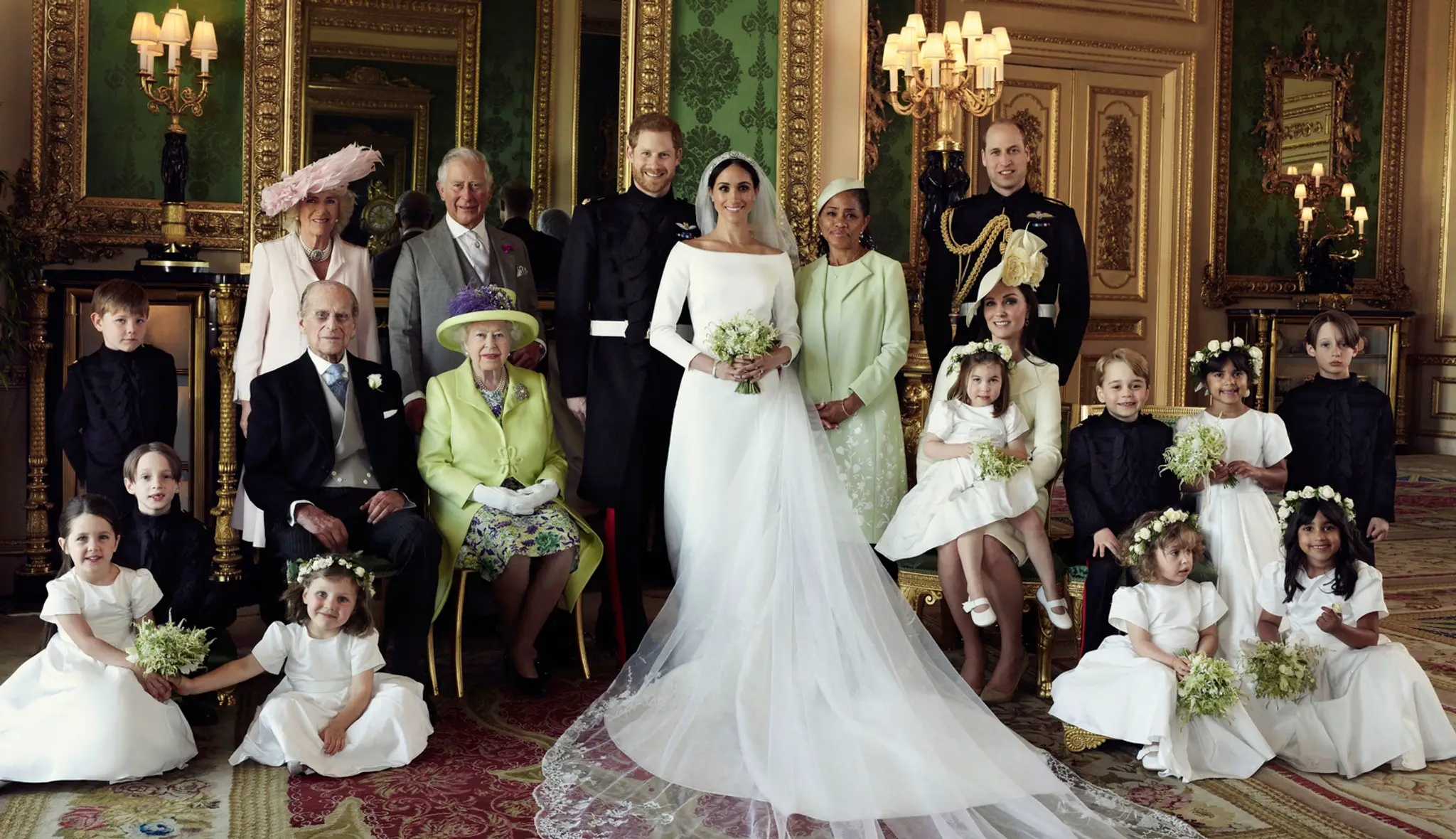 Kráľovský palác zverejnil oficiálne fotografie Harryho a Meghan s rodinou