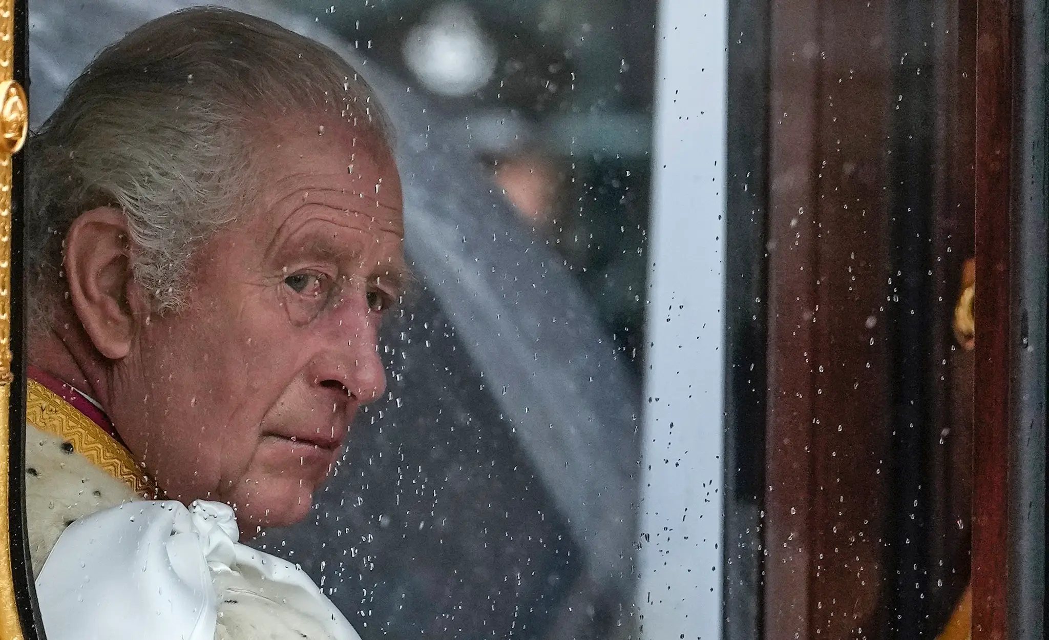 Na archívnej snímke z 6. mája 2023 britský kráľ Karol III. na ceste do Westminsterského opátstva.