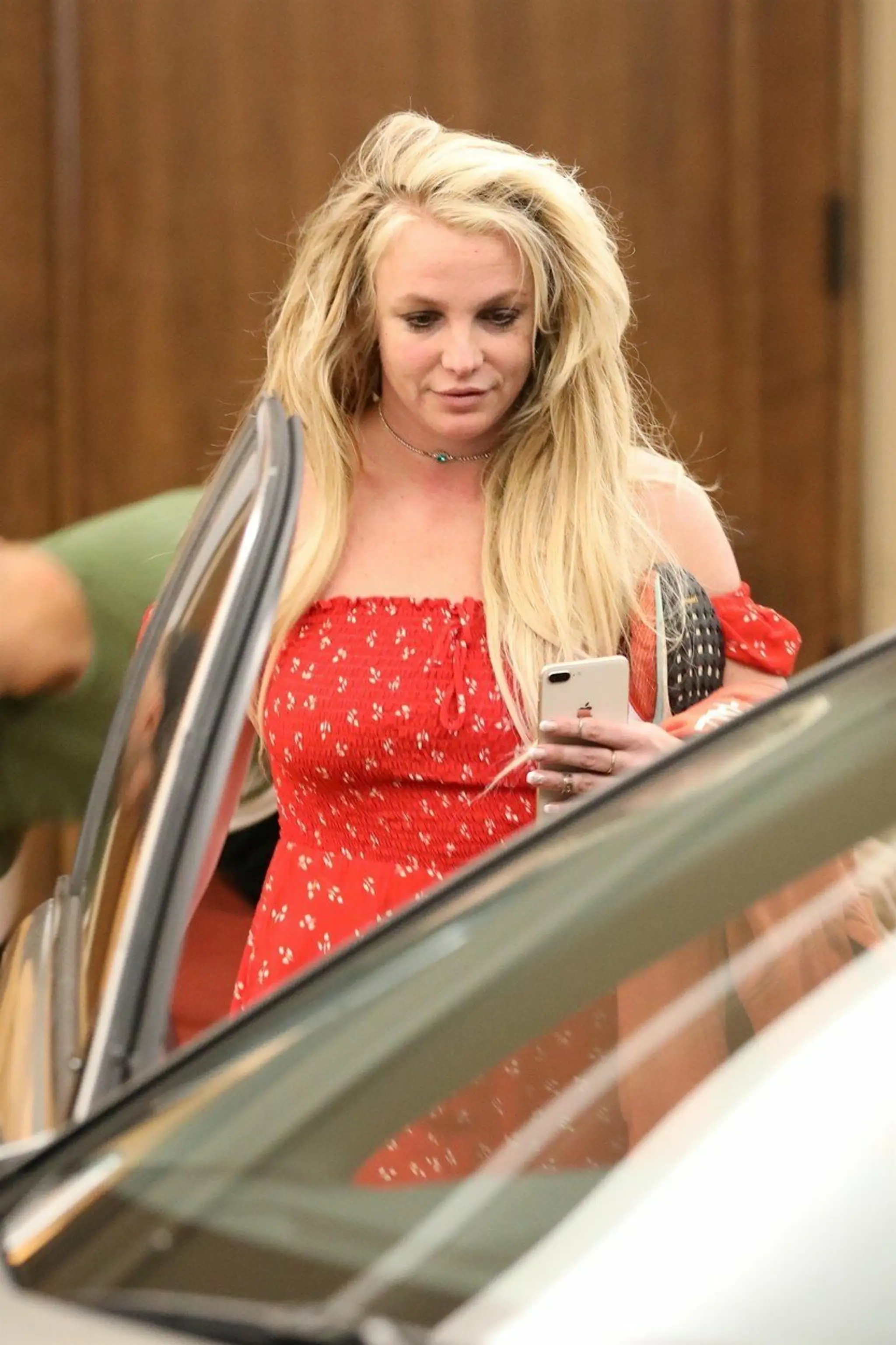 Britney Spears opúšťa hotel v Beverly Hills v sprievode jej priateľa Sama Asghariho