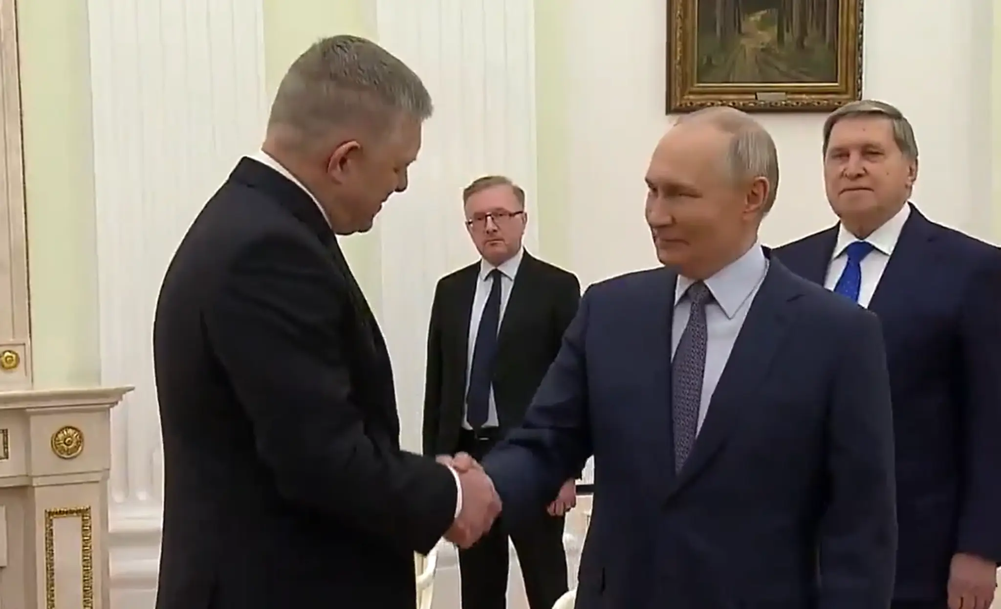 Robert Fico si podáva ruku s Vladimirom Putinom.