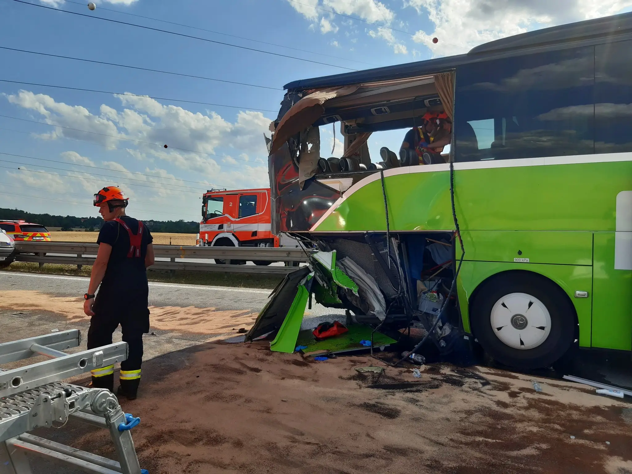Jeden z autobusov po zrážke na D2 pri Brne.