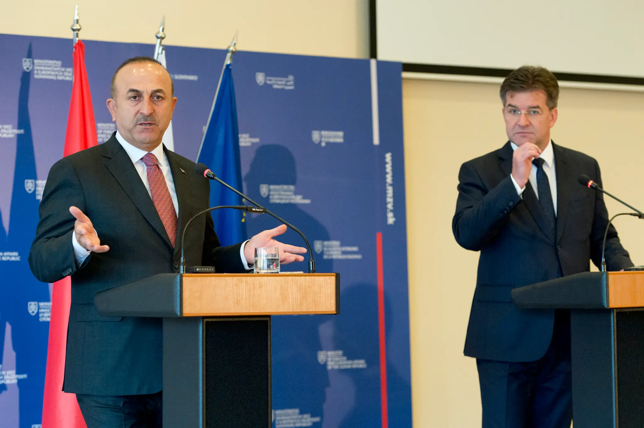 Turecký minister zahraničných vecí Mevlüt Čavušoglu a minister zahraničných vecí  SR Miroslav Lajčák.
