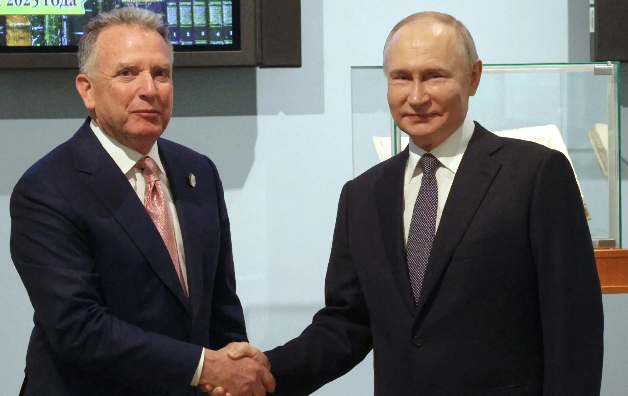 Ruský prezdient Vladimir Putin (vpravo) a osobitný vyslanec Spojených štátov Steve Witkoff pózujú počas stretnutia v Petrohrade.